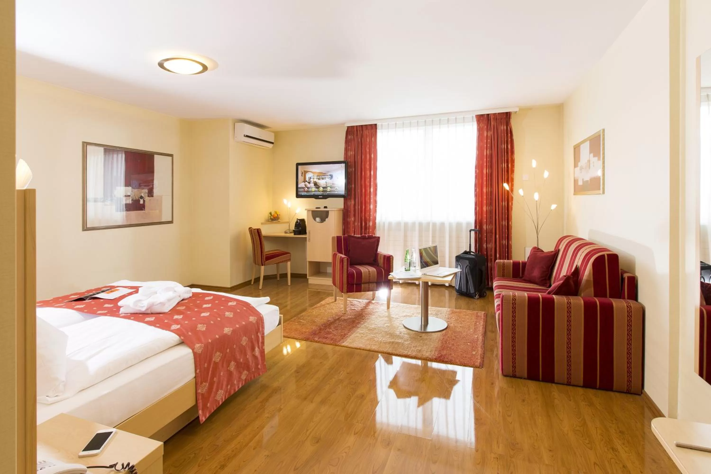 Living room, Bed in Hotel Amaris