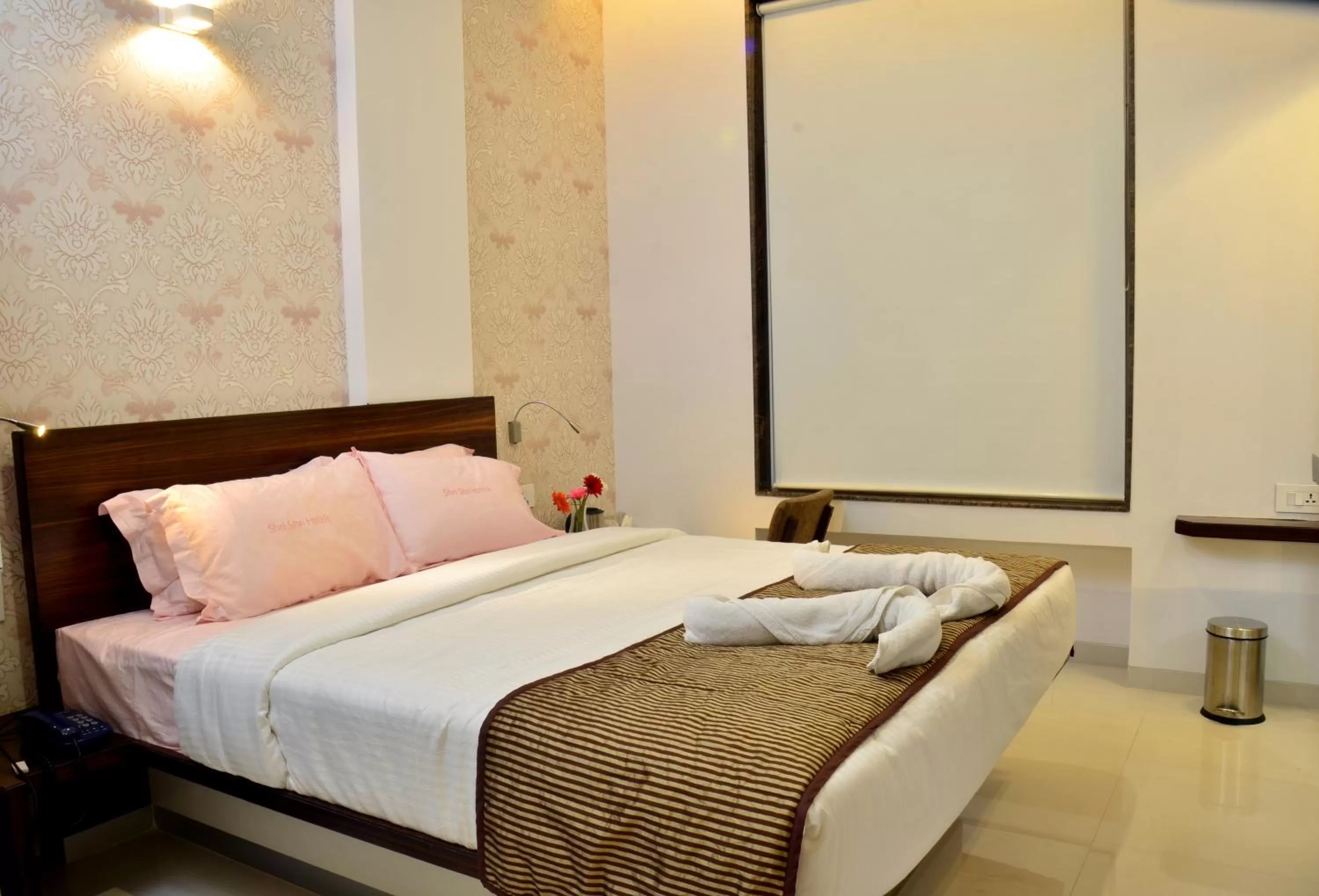 Bedroom, Bed in Hotel SRI SRI EXECUTIVE KOLHAPUR NEAR MAHALAXMI TEMPLE