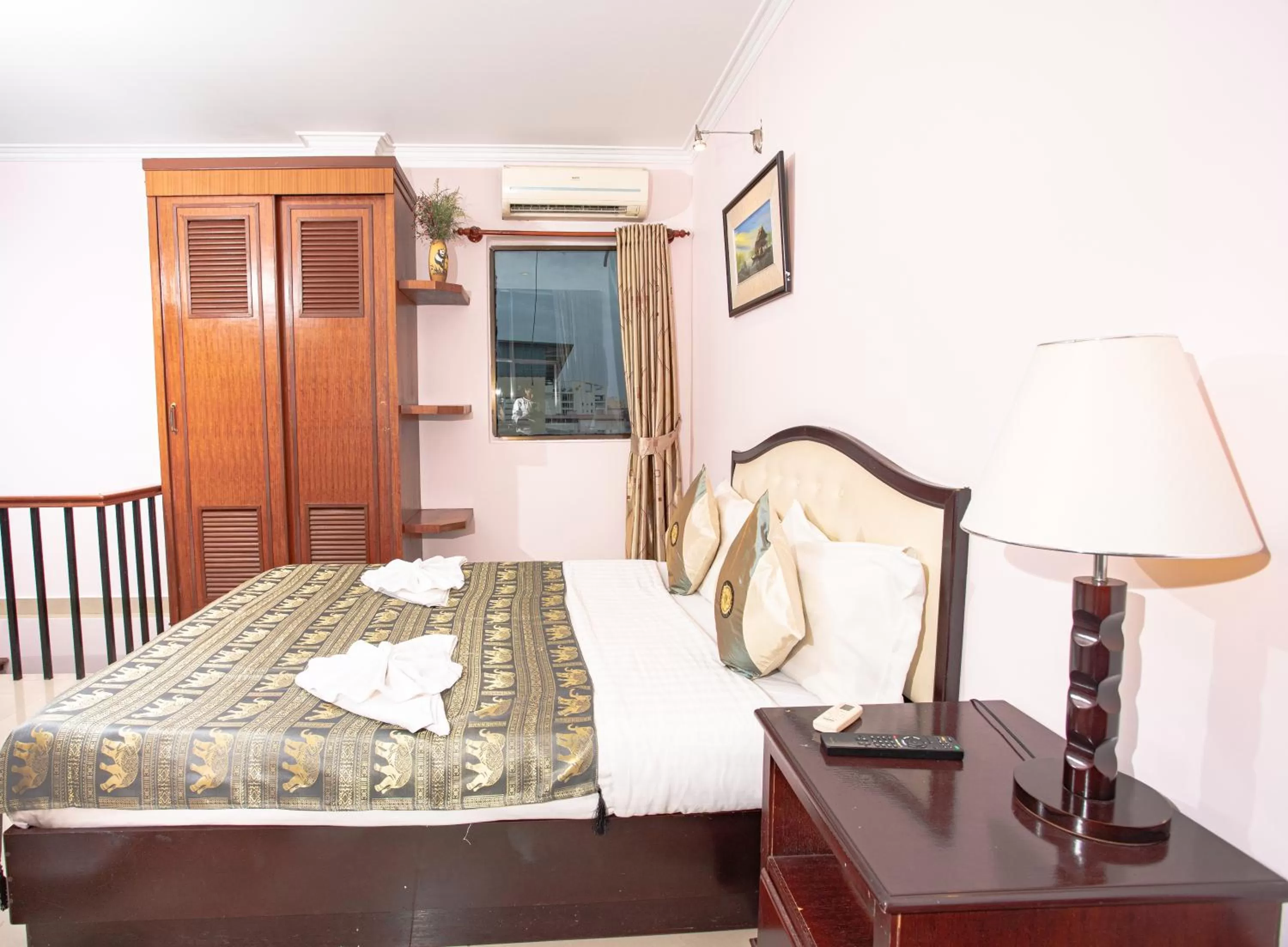 Bed in Silver Mounts Hotel