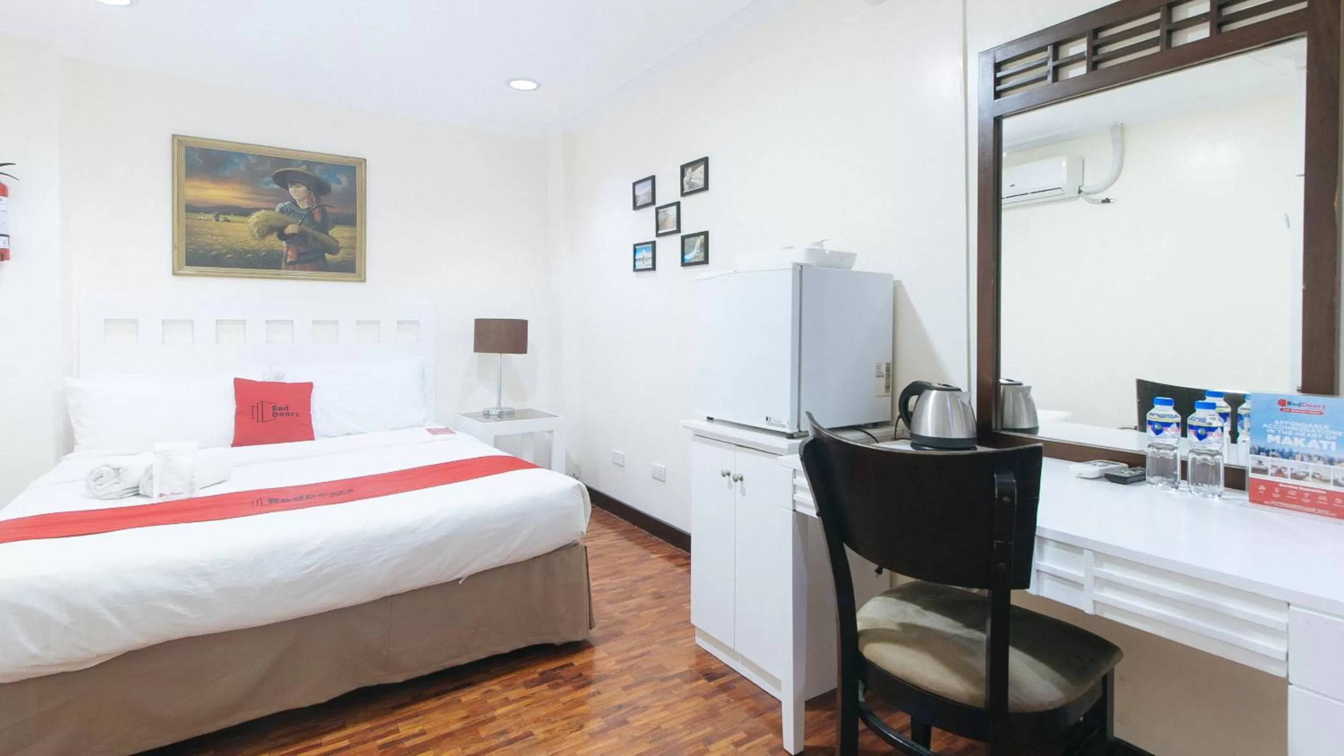 Bedroom, TV/Entertainment Center in RedDoorz Premium near Greenbelt Makati - Vaccinated Staff