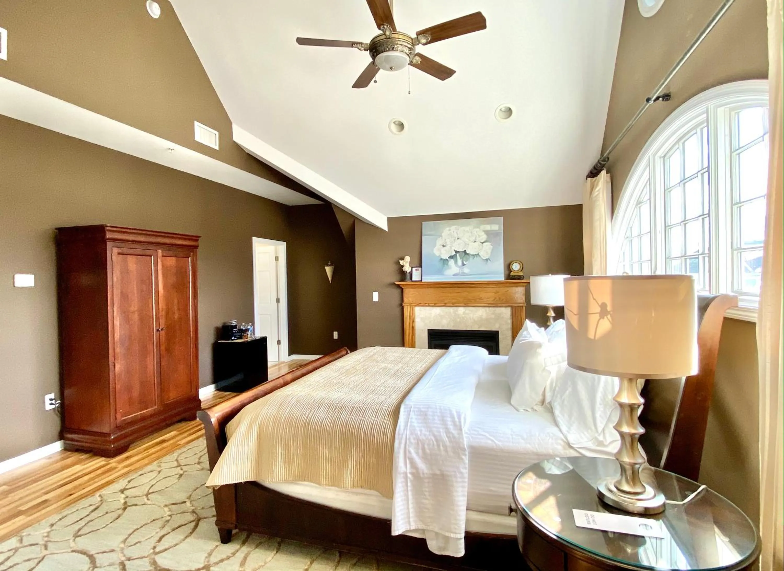 Bed in Inn on Main Hotel