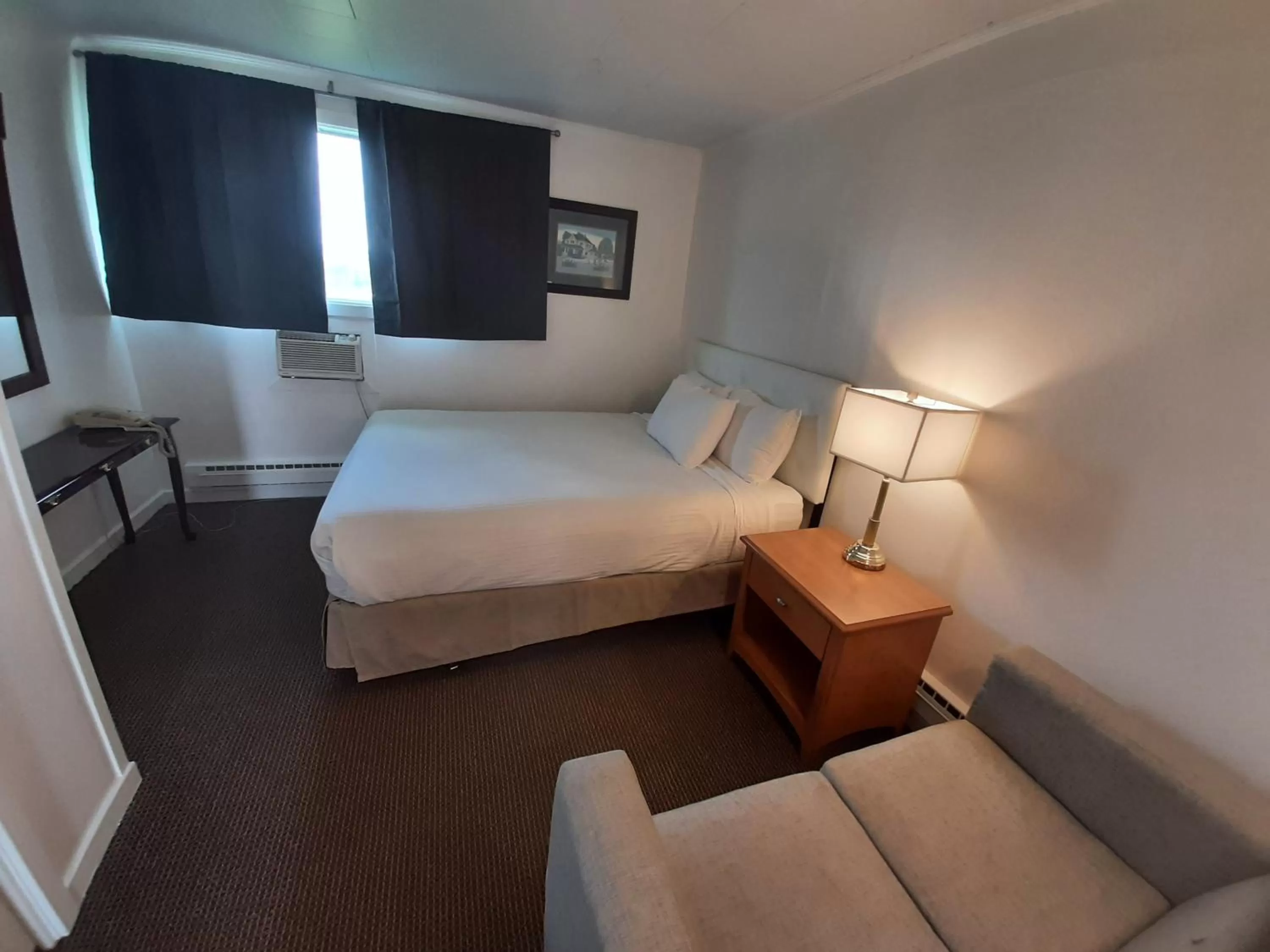 Photo of the whole room, Bed in Howard Johnson by Wyndham Woodstock NB