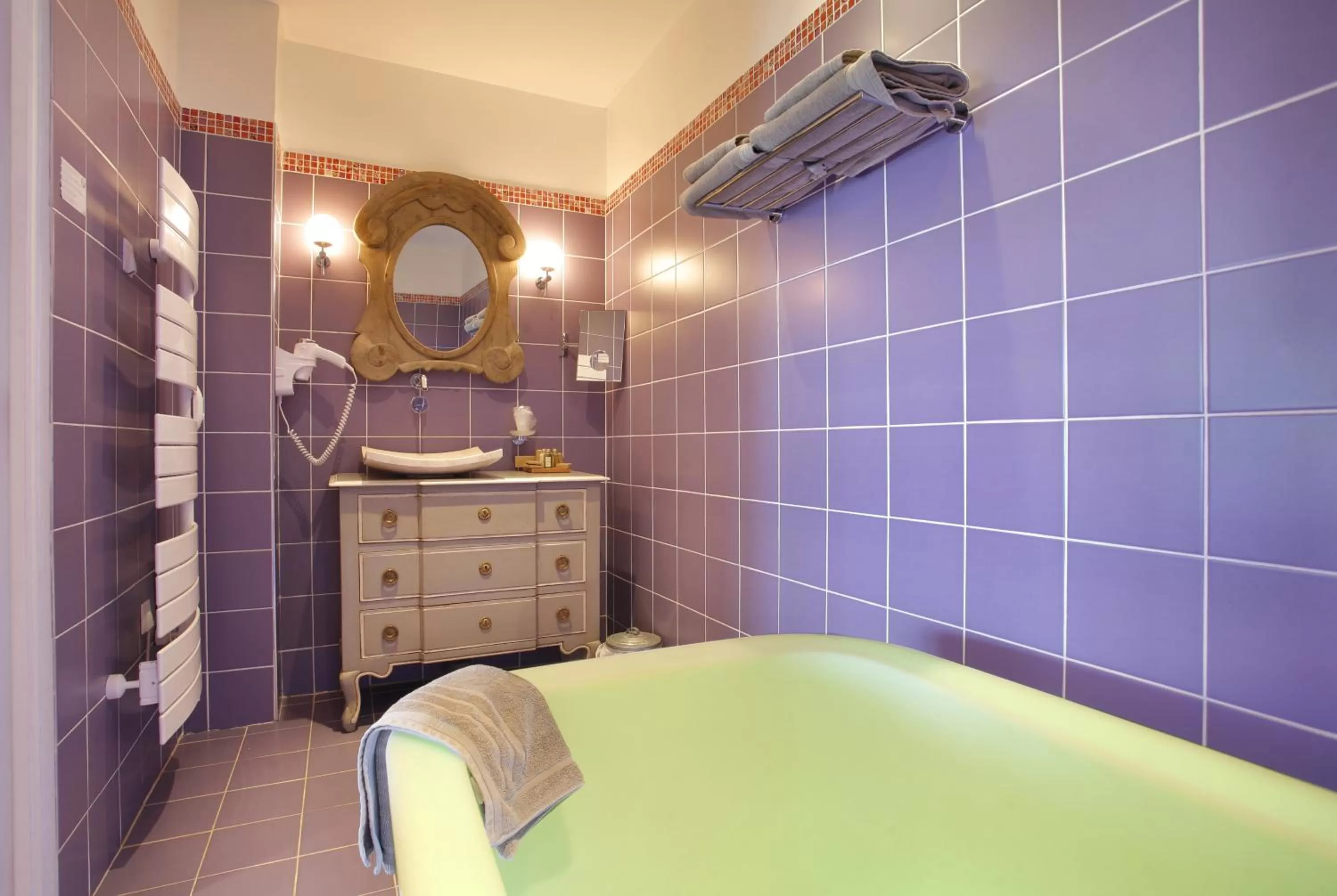 Bathroom in The Originals Hôtel Le Cise Restaurant Chambres et Suites