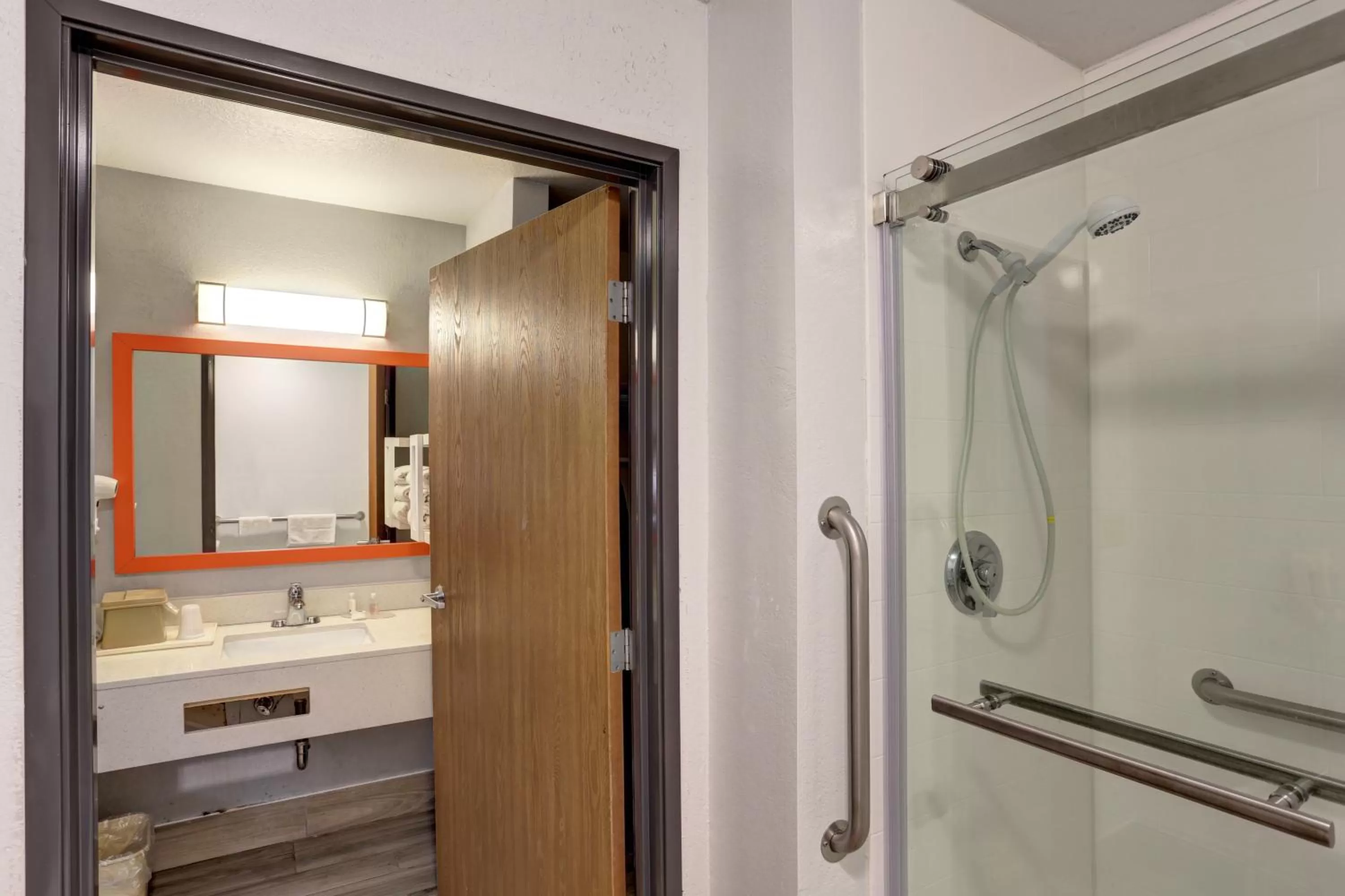 Shower in Quality Inn Pierre-Fort Pierre