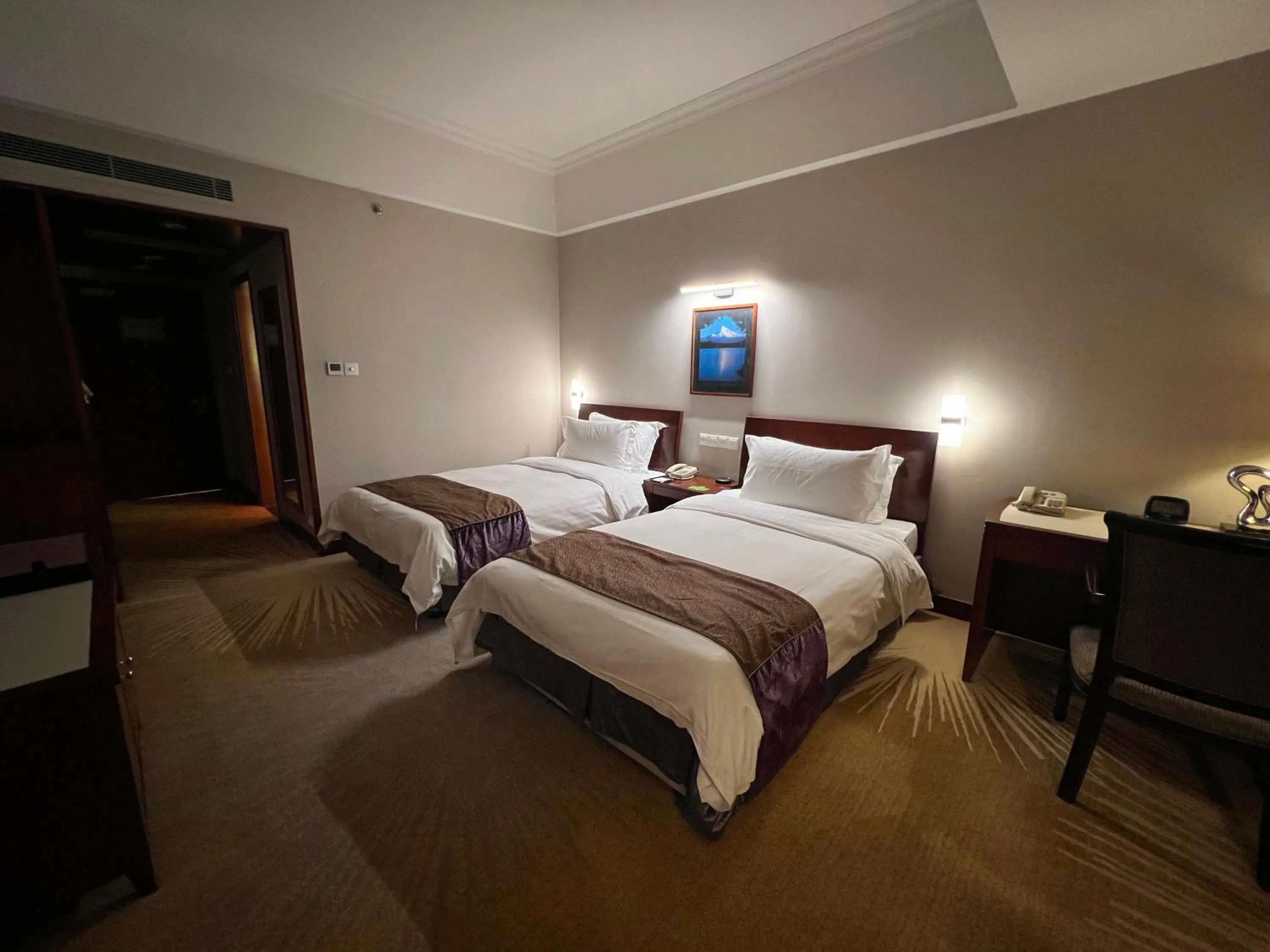 Photo of the whole room, Bed in Baolong Hotel Shanghai