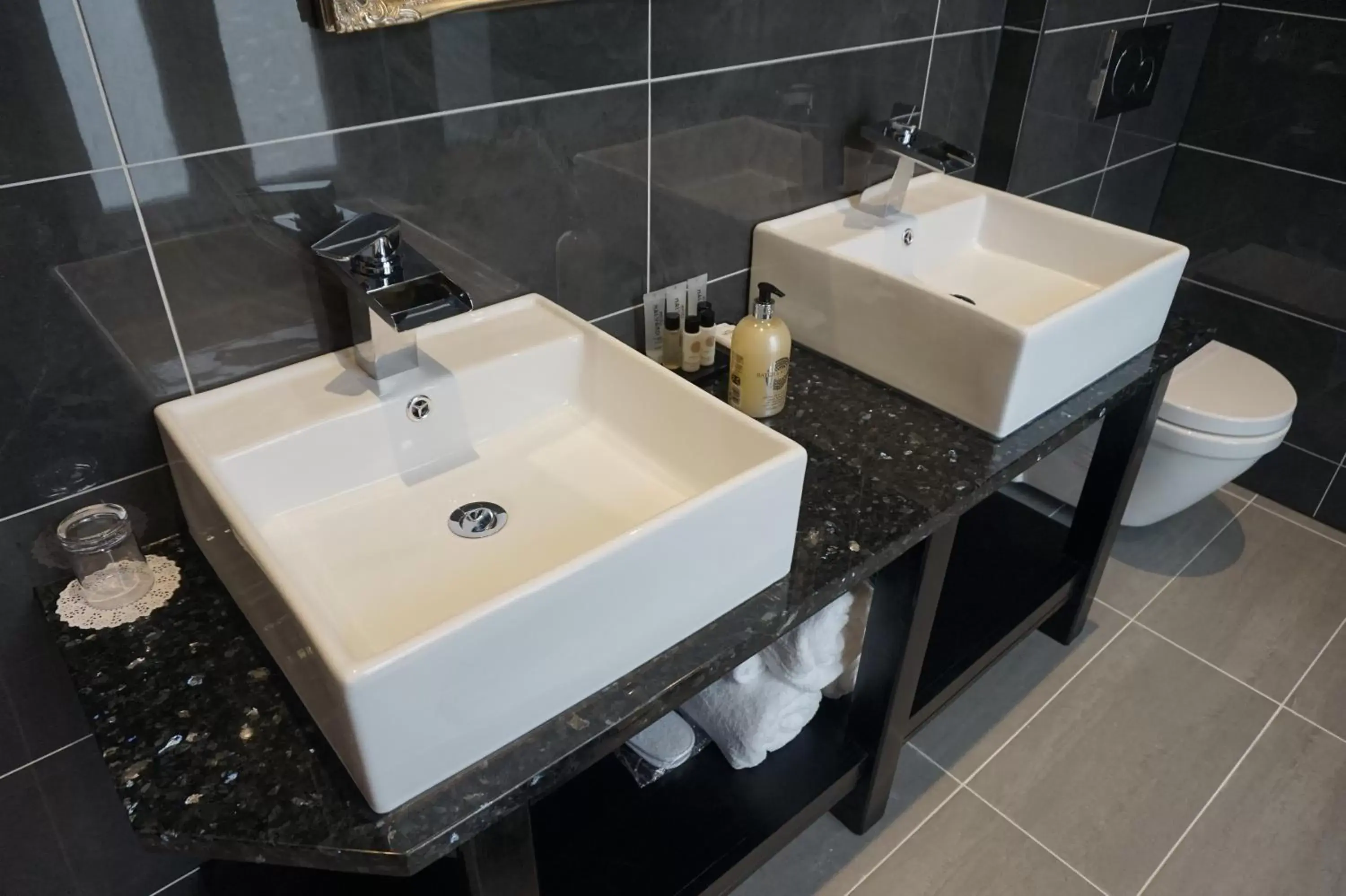 Superior King Room in Halvard Hotel Superior King Room in Halvard Hotel