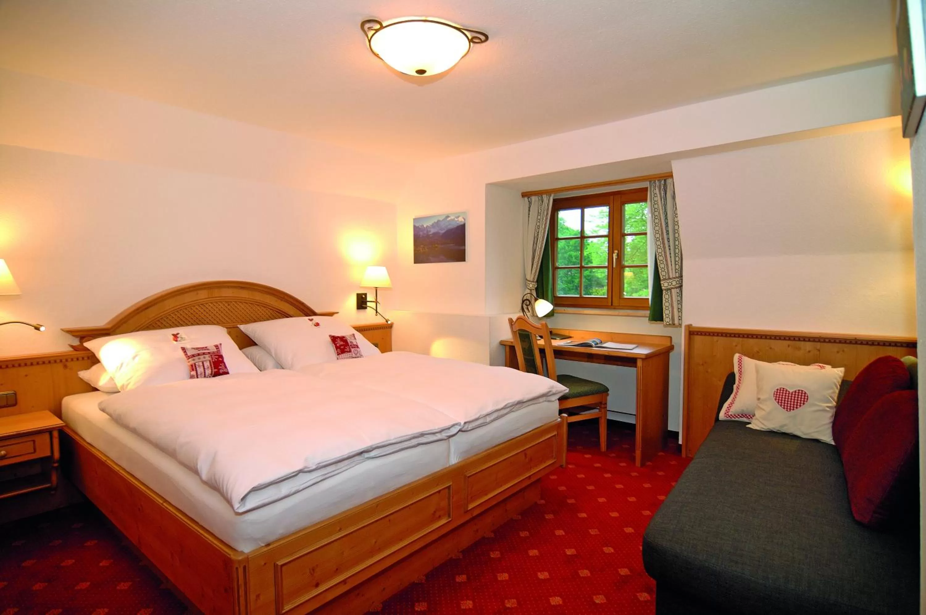 Bedroom, Bed in Hotel Alpenhof - ruhige Wohlfühloase zwischen München, dem Fünf-Seenland und den Bergen, in S-Bahnnähe