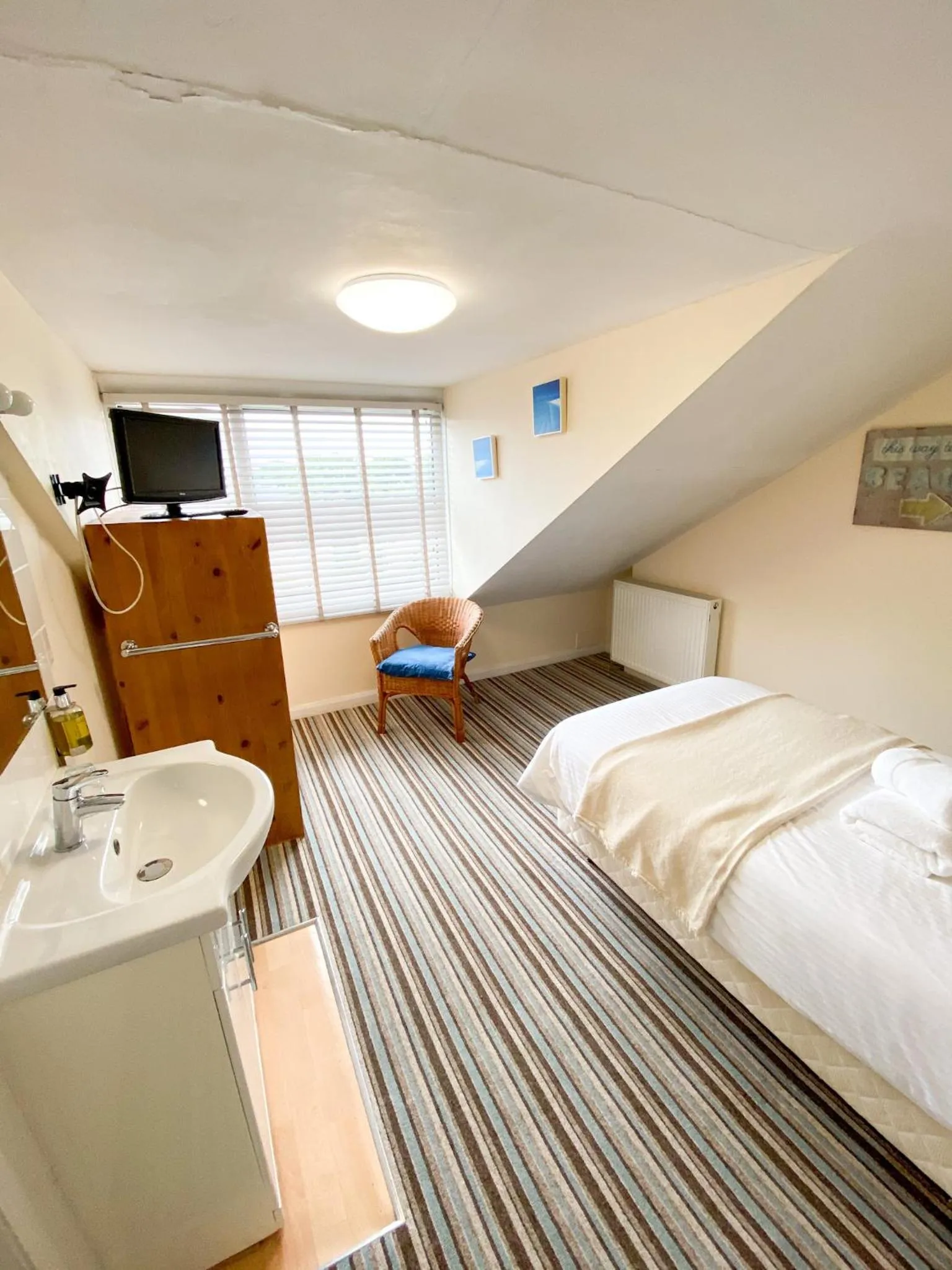 Single Room with Shared Bathroom - single occupancy in Bendene Townhouse - Exeter