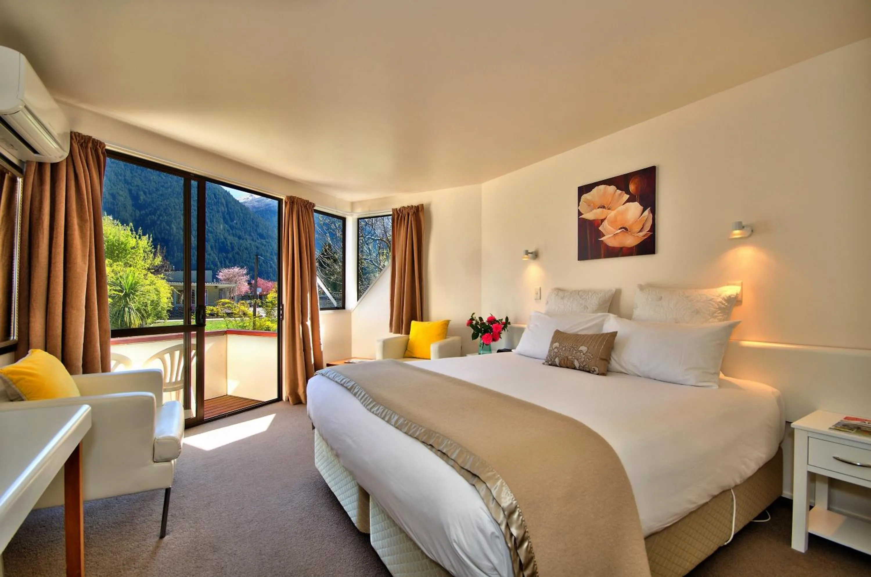 Bed in Melbourne Lodge Queenstown