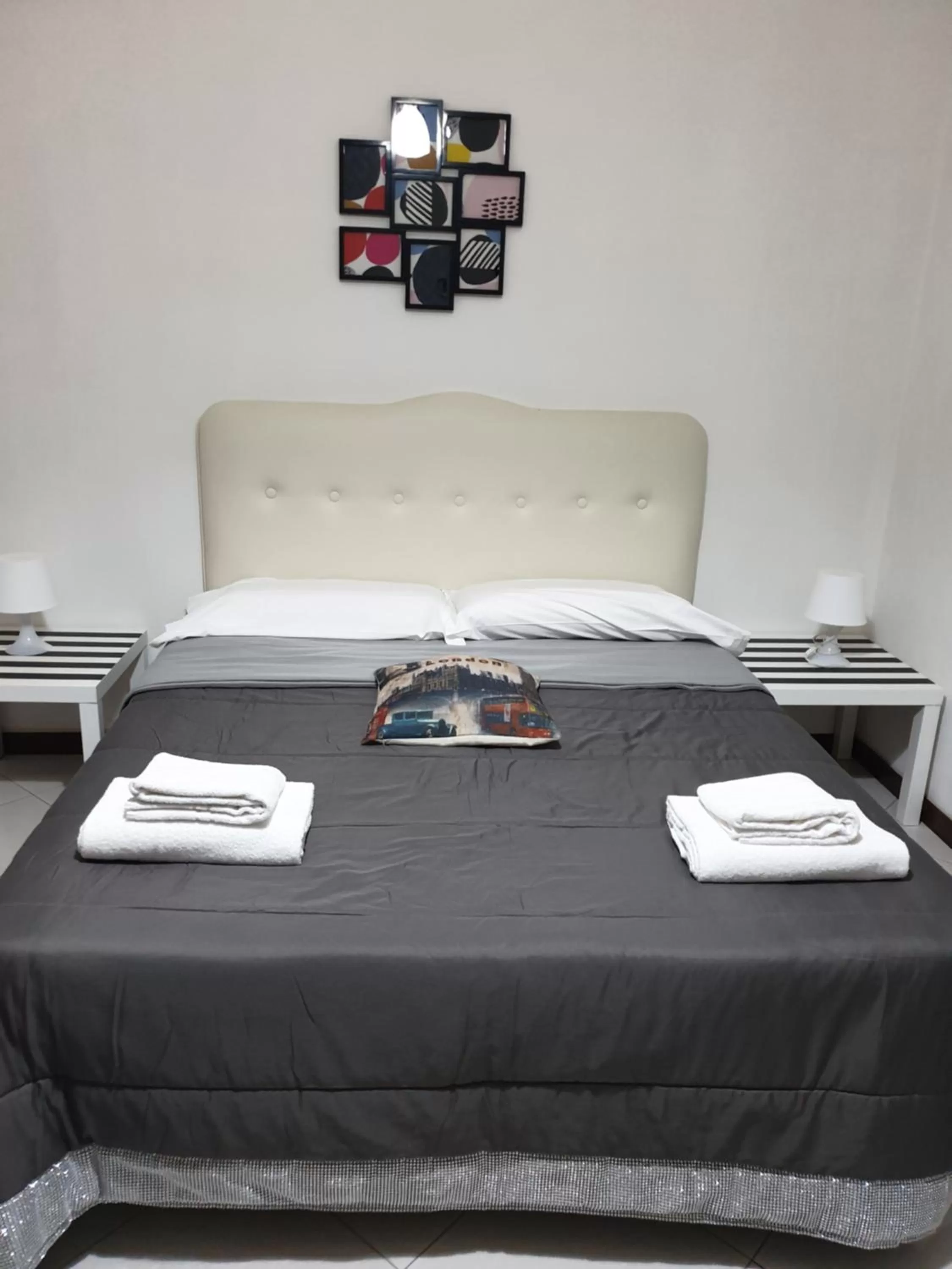 Photo of the whole room, Bed in Alba central City