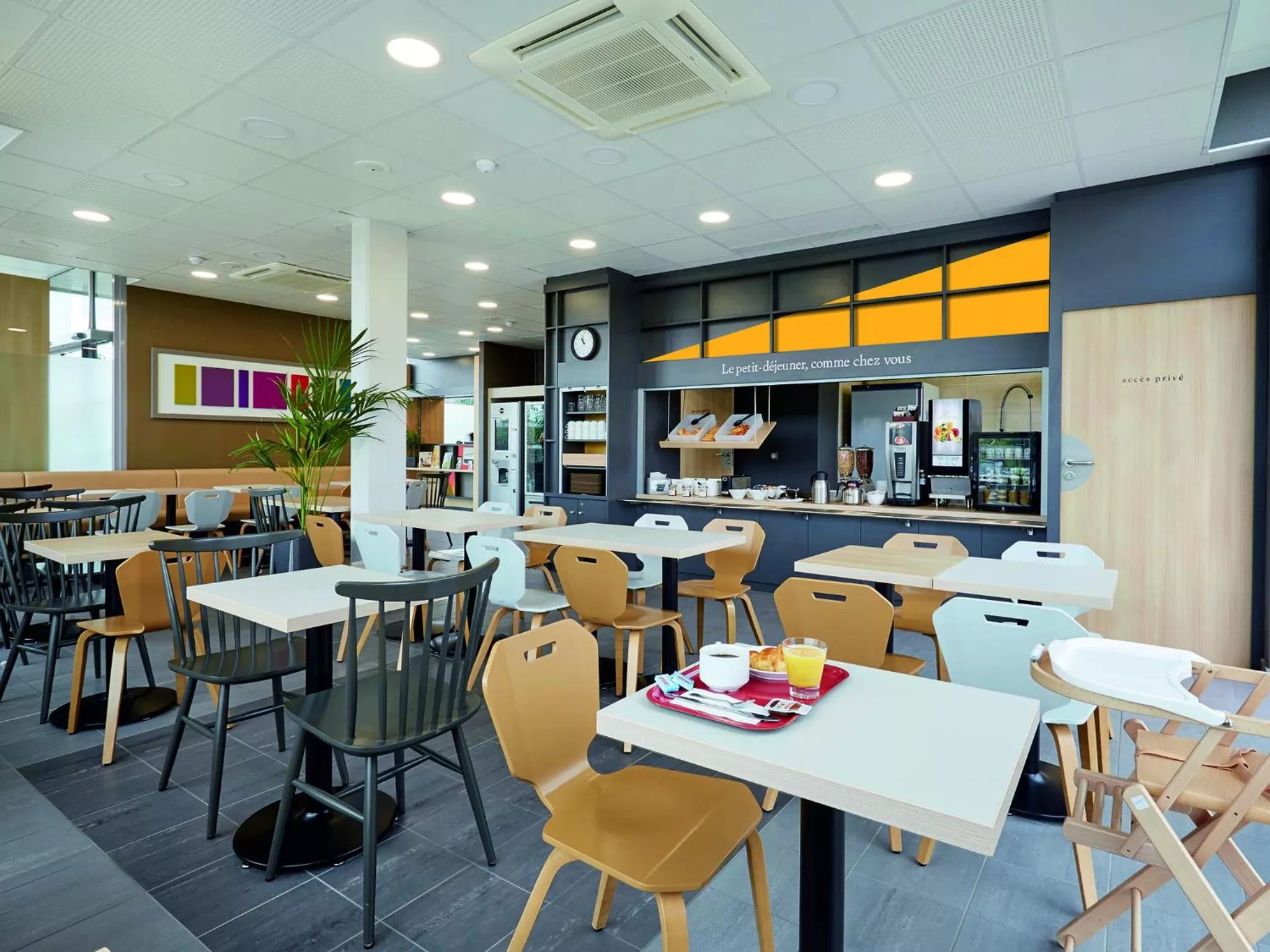 Food and drinks in B&B HOTEL Lens Musée Du Louvre