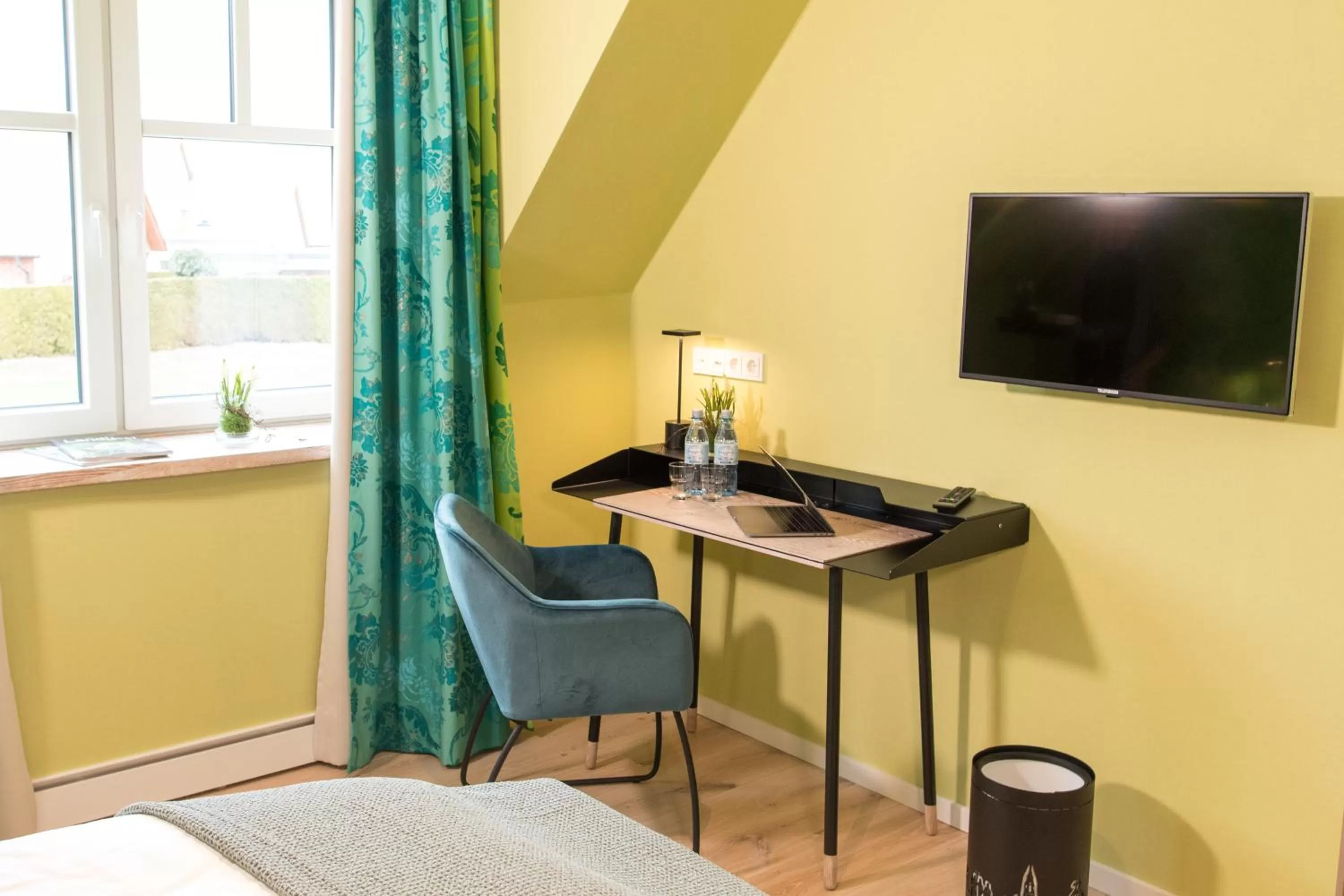 Photo of the whole room, TV/Entertainment Center in Visbeker Deern Hotel Garni