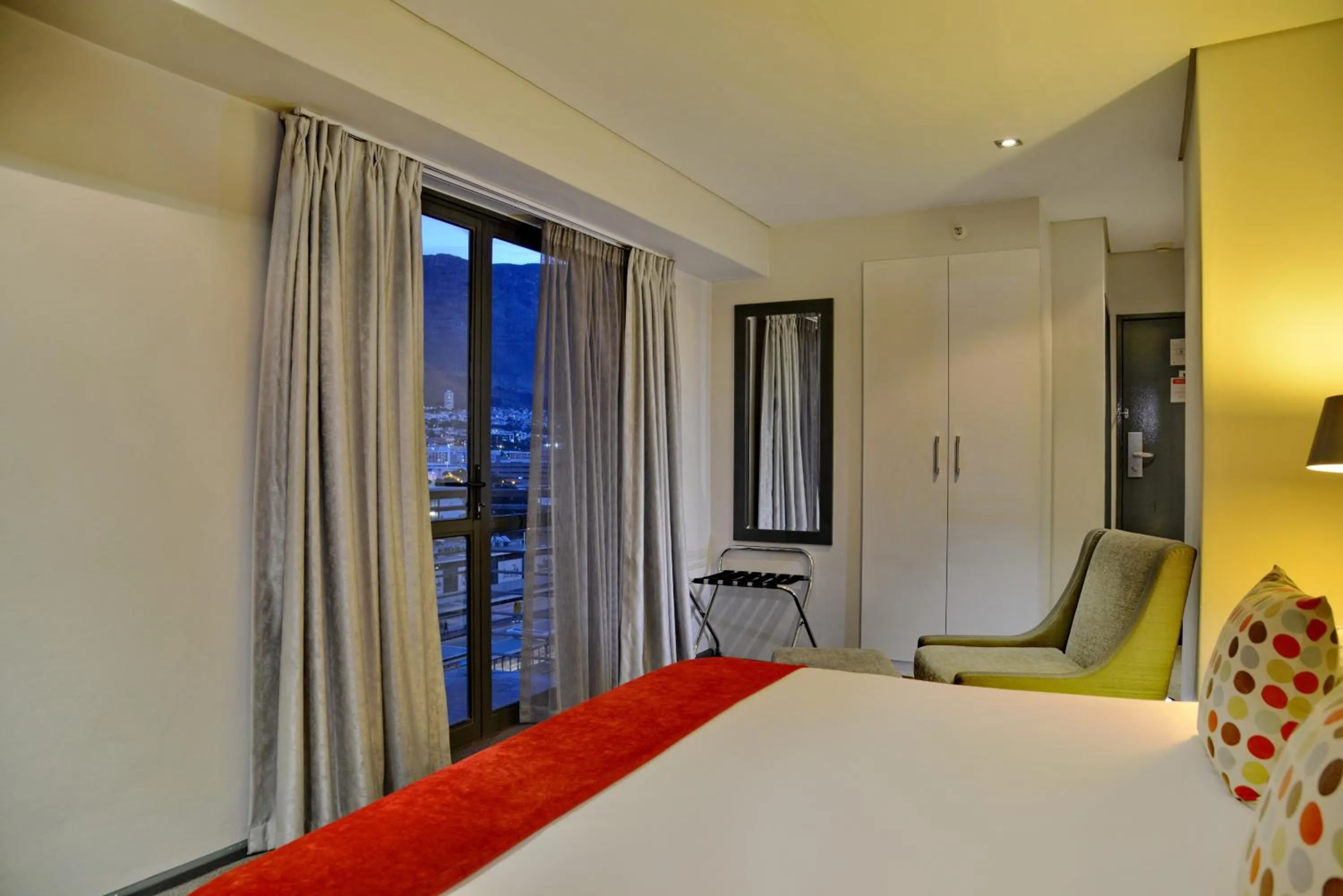 Bedroom, Bed in Fountains Hotel