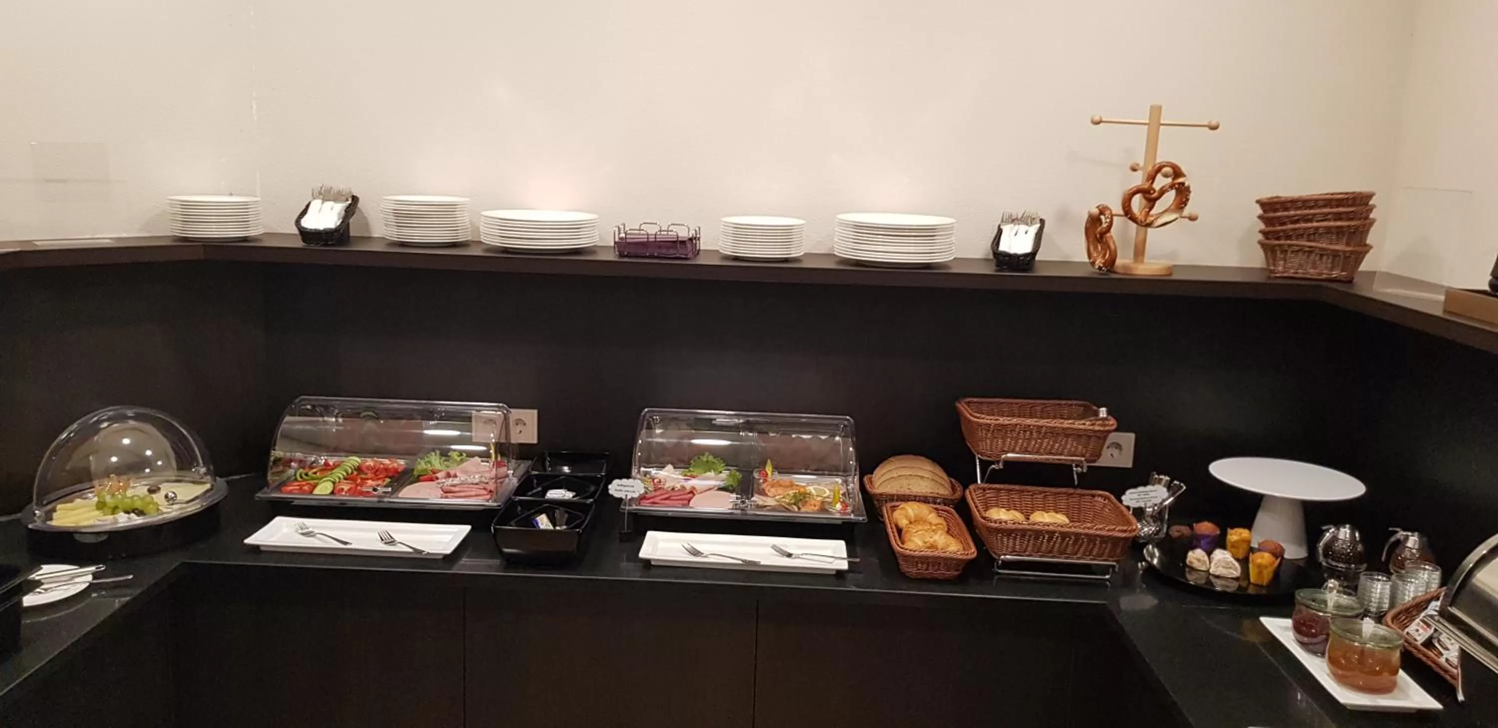 Buffet breakfast, Food in Hotel U7