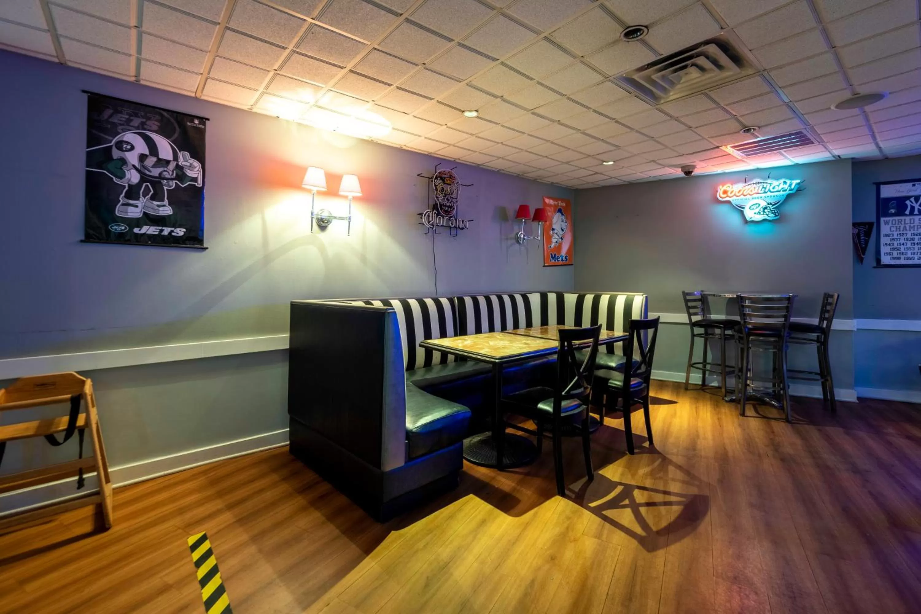 Lounge or bar in Red Roof PLUS Newark Liberty Airport - Carteret