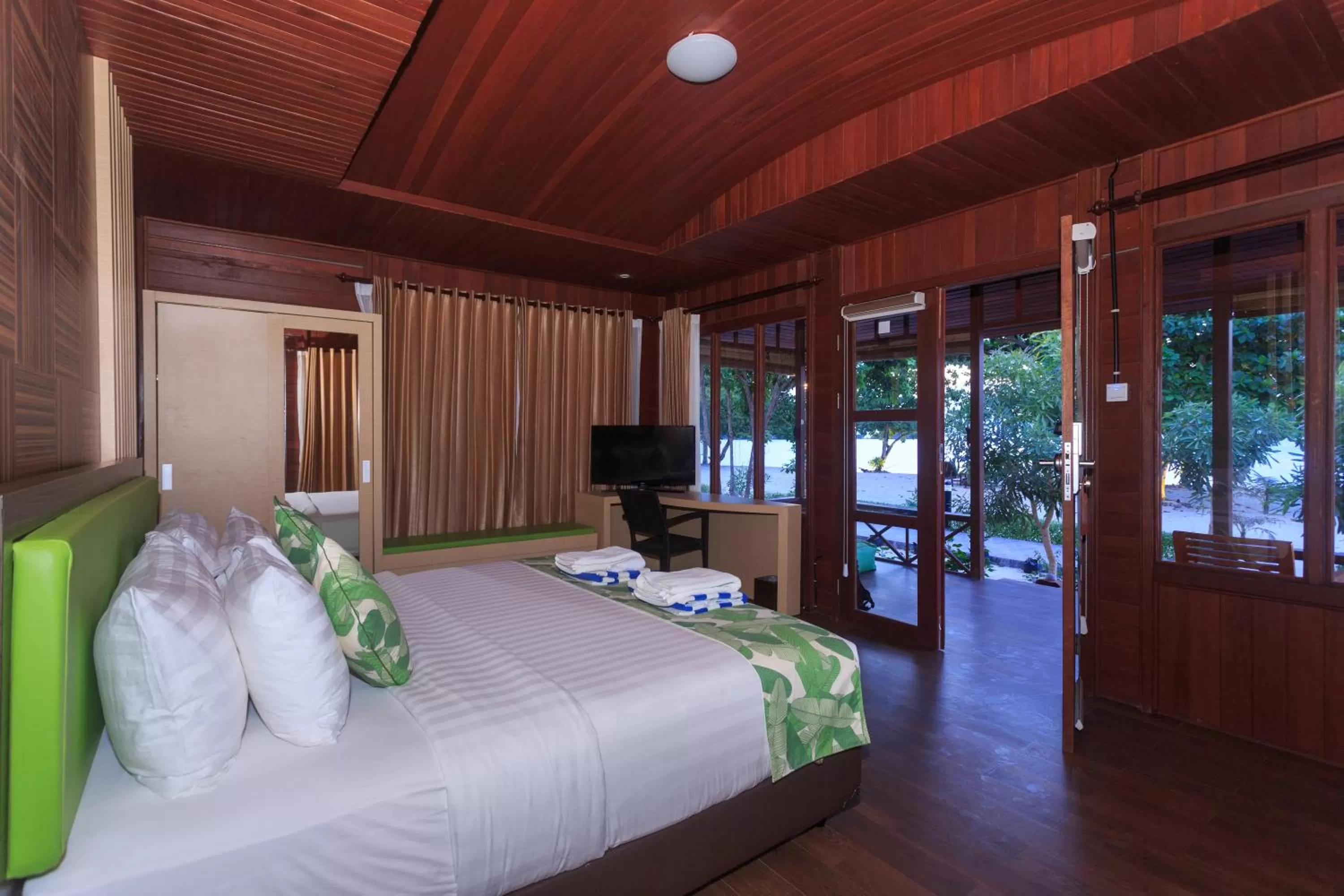 Photo of the whole room, Bed in Sylvia Beach Villa