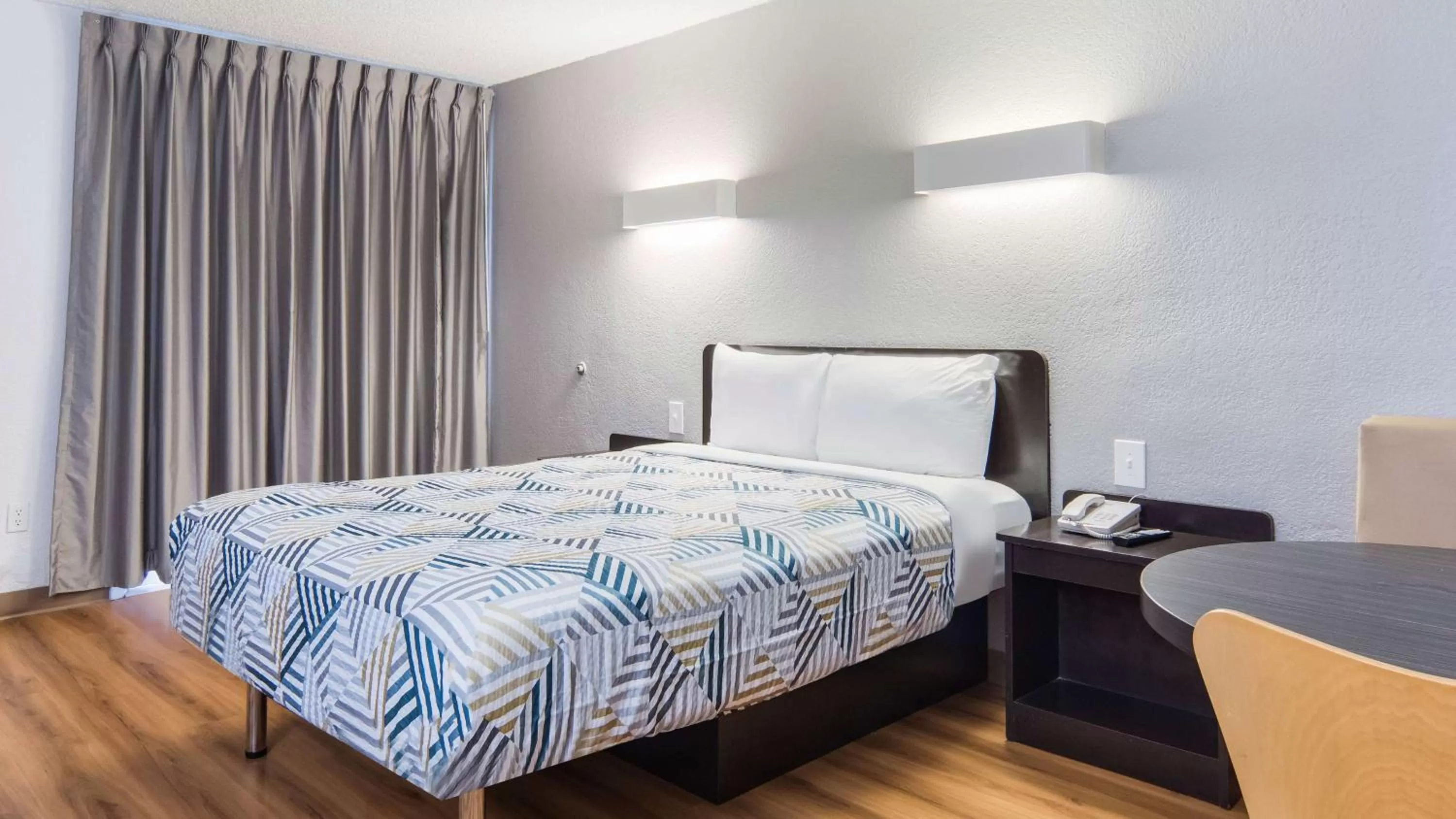 Bedroom, Bed in Motel 6-Addison, TX - Dallas