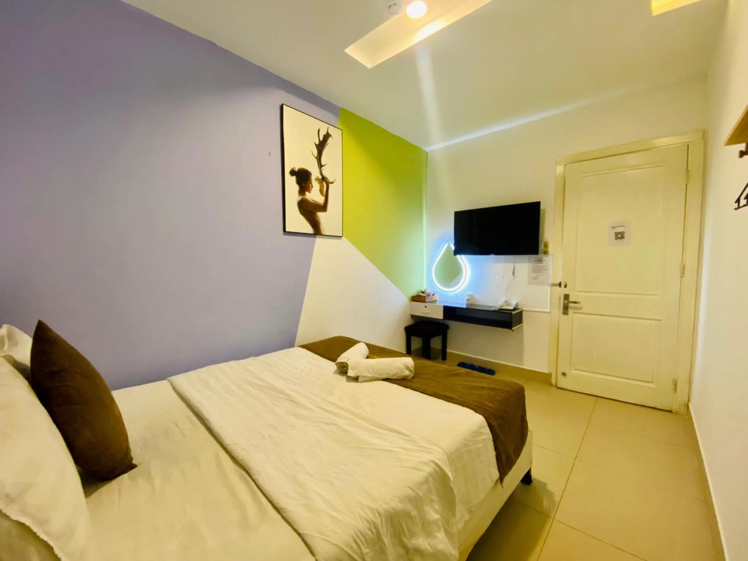 Photo of the whole room, Bed in SaiGon Rose Hotel