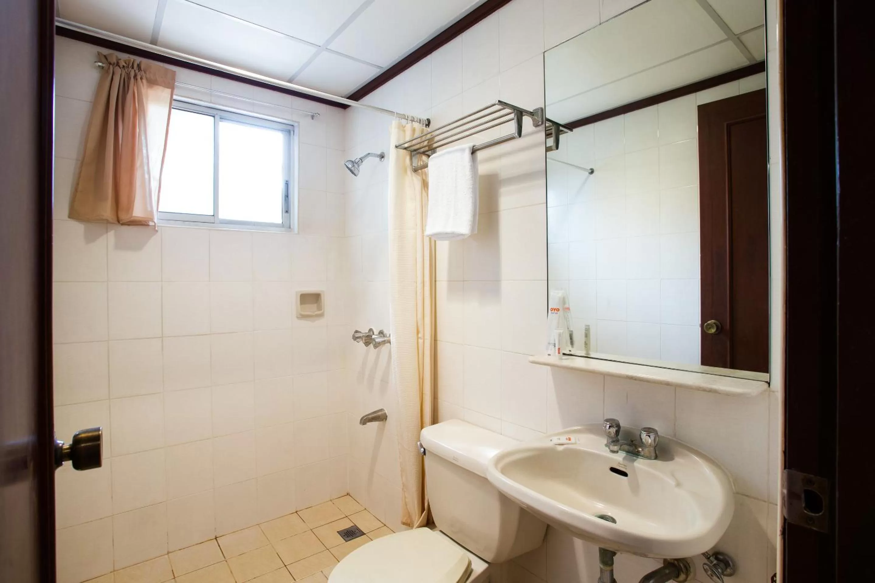 Bathroom in OYO 414 Humberto's Hotel