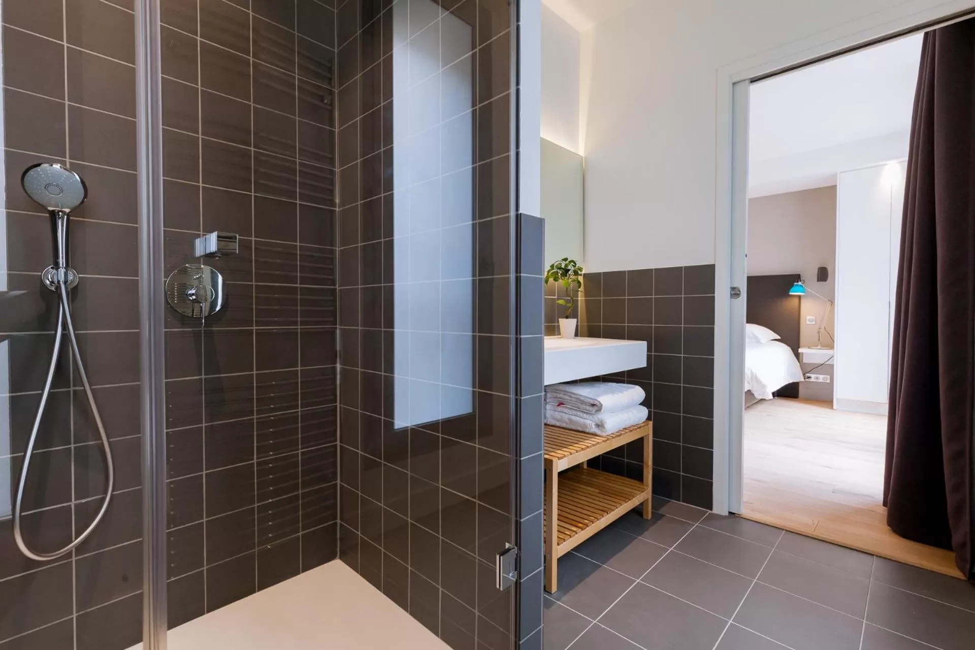 Shower, Bed in Appartement T4 Le Courbin