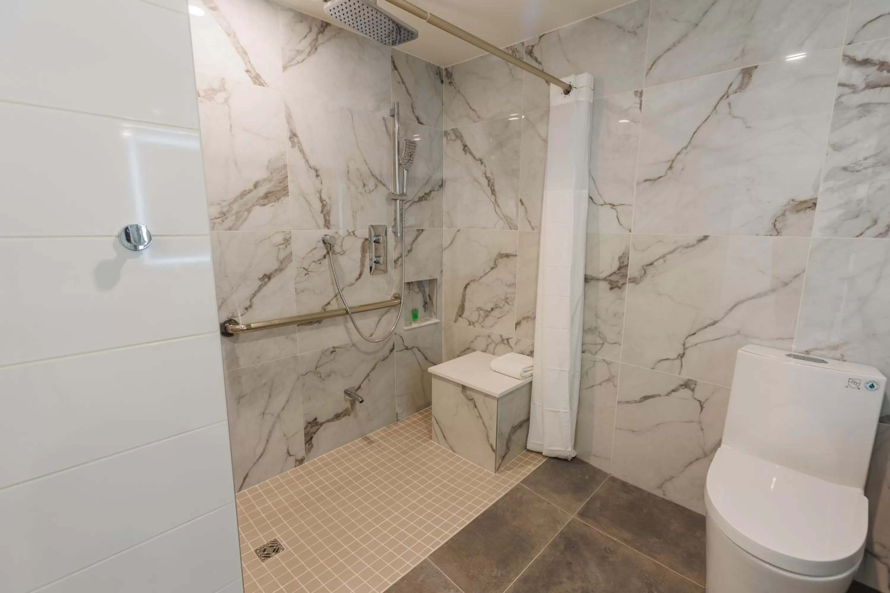 Shower in Travelodge by Wyndham Quebec City Hotel & Convention Centre