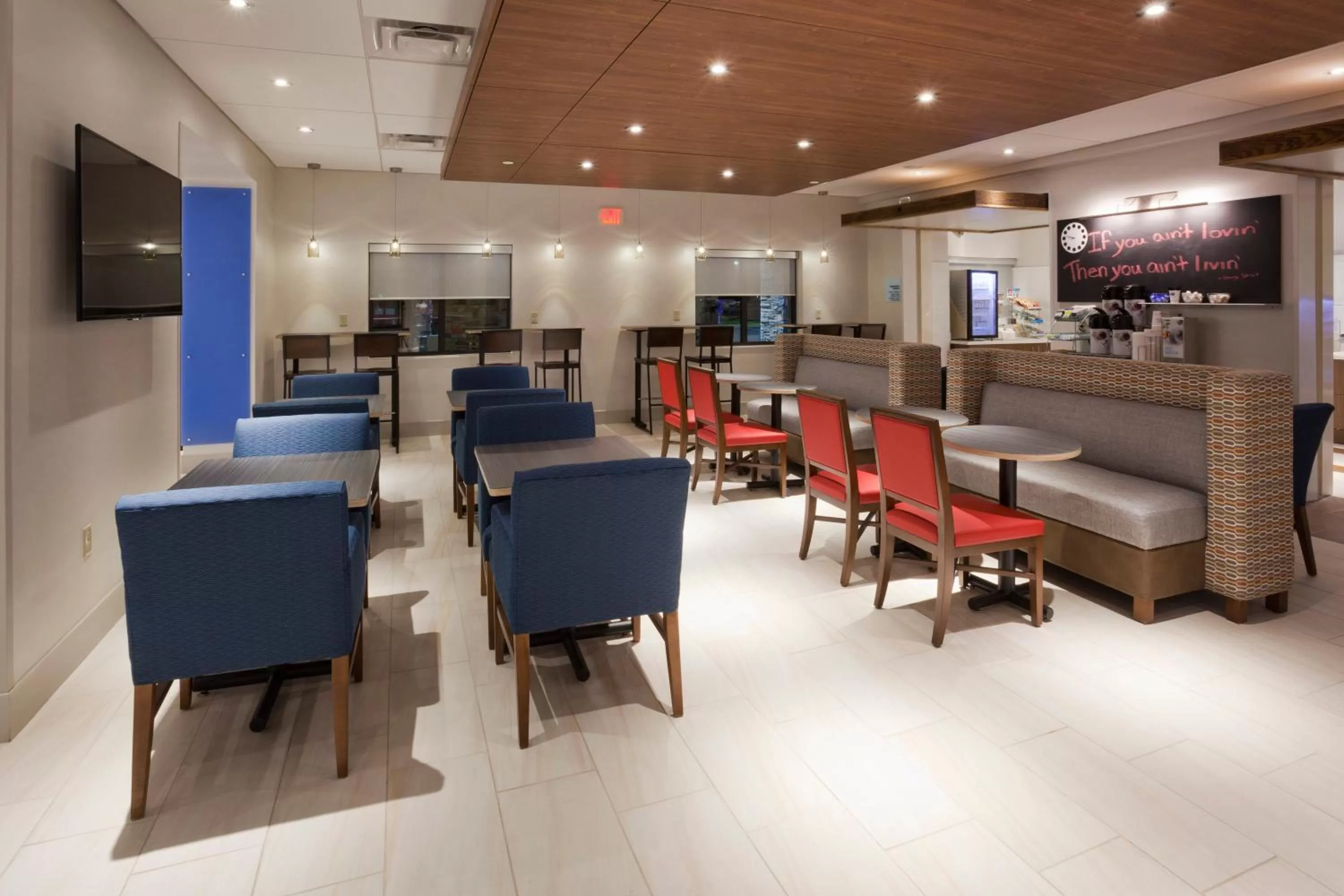 Breakfast in Holiday Inn Express Roseville-St. Paul by IHG