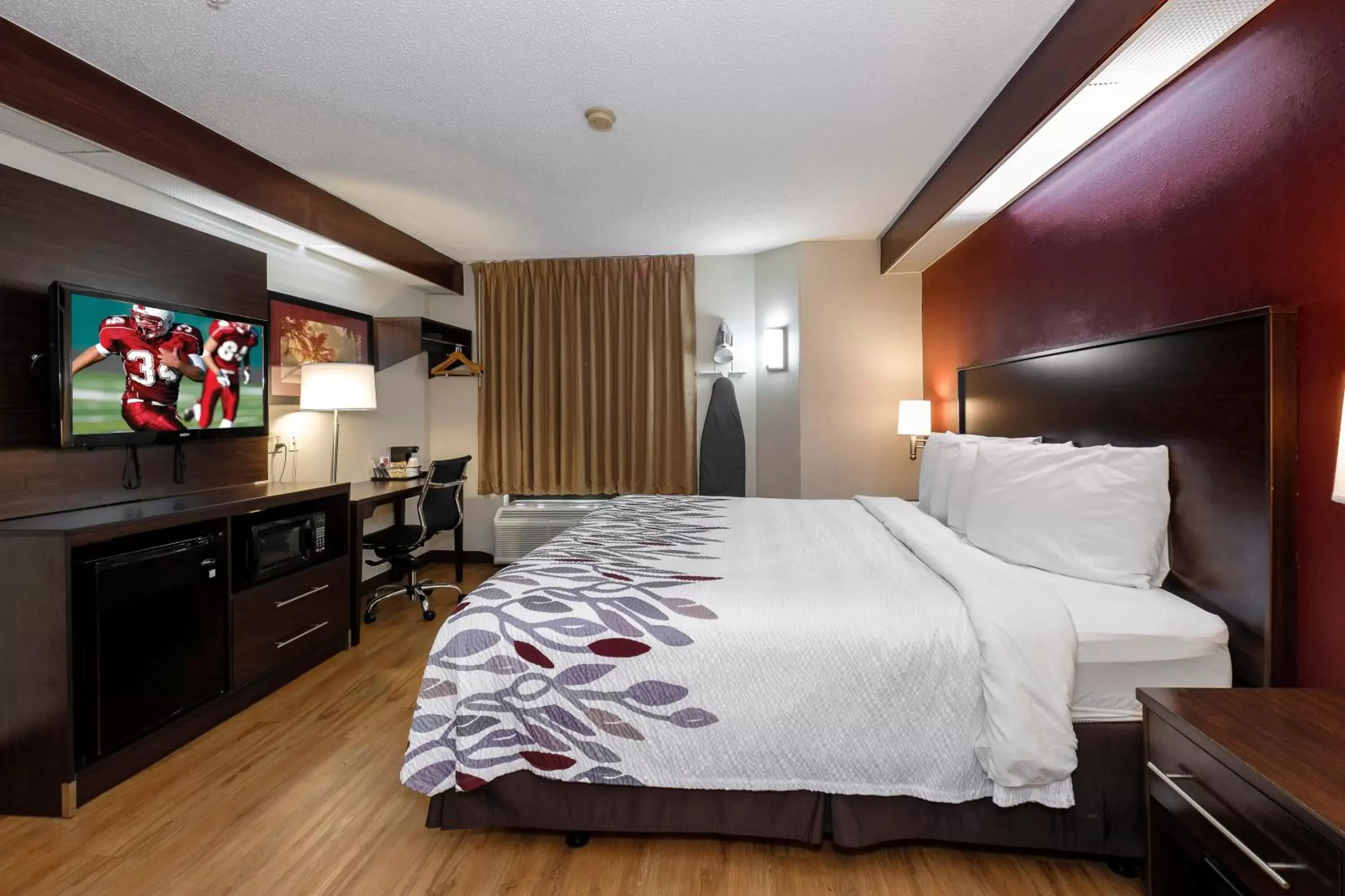 Superior King Room Non-Smoking in Red Roof Inn Pensacola Fairgrounds Superior King Room Non-Smoking in Red Roof Inn Pensacola Fairgrounds