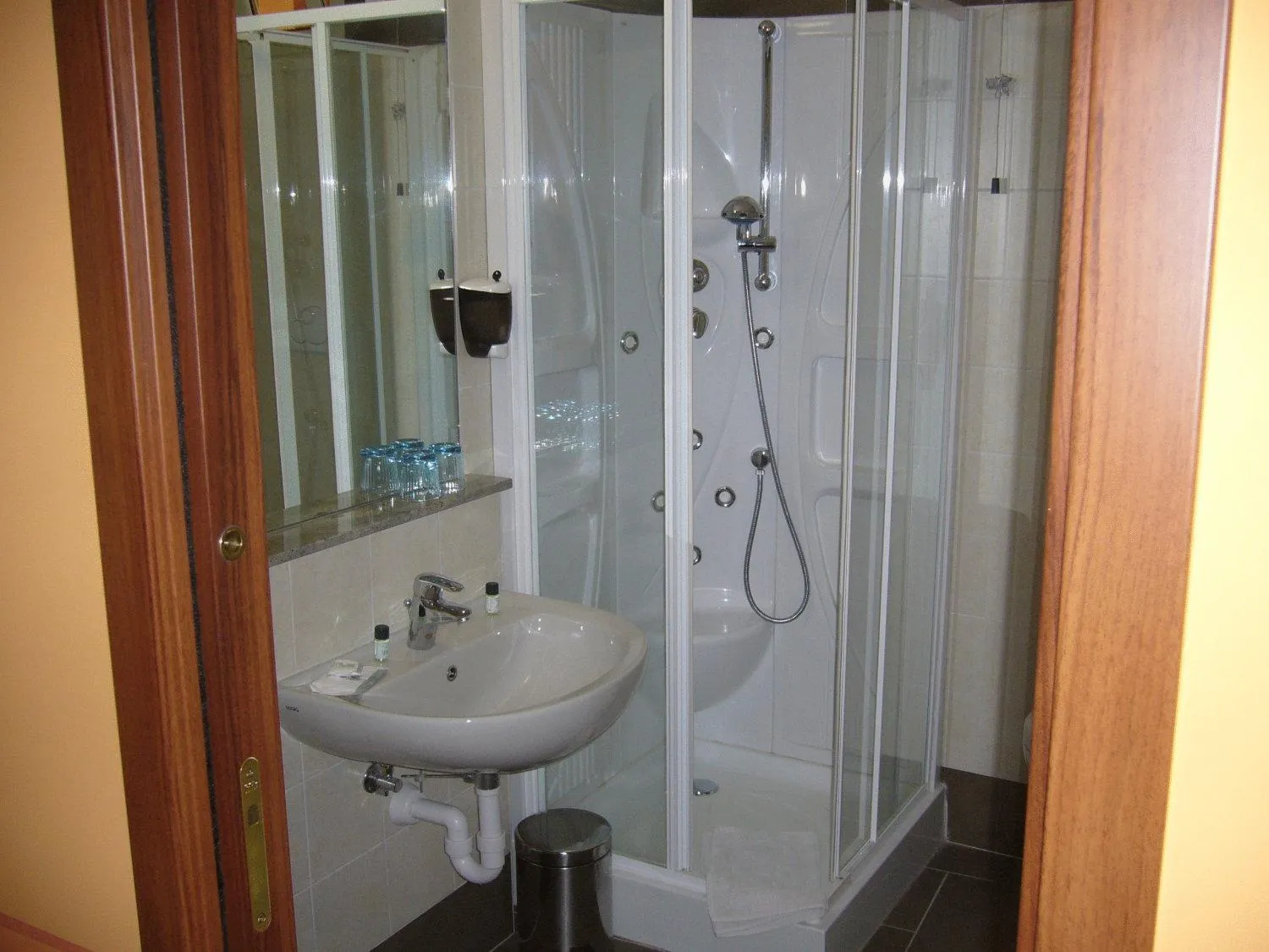 Shower in Hotel Azalea