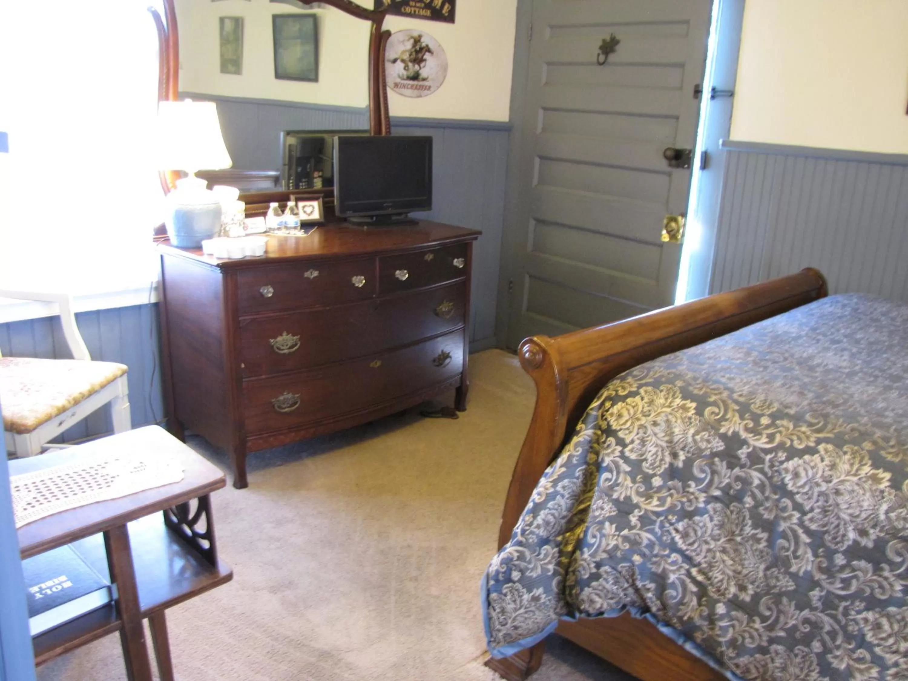Bedroom, TV/Entertainment Center in Main Street Bed & Breakfast