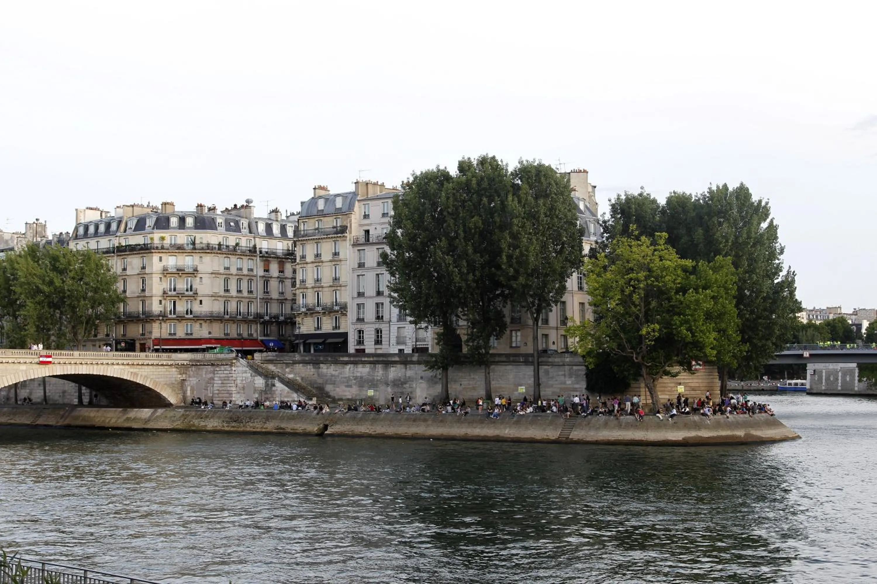 Nearby landmark in Hotel des Deux-Iles - Notre-Dame