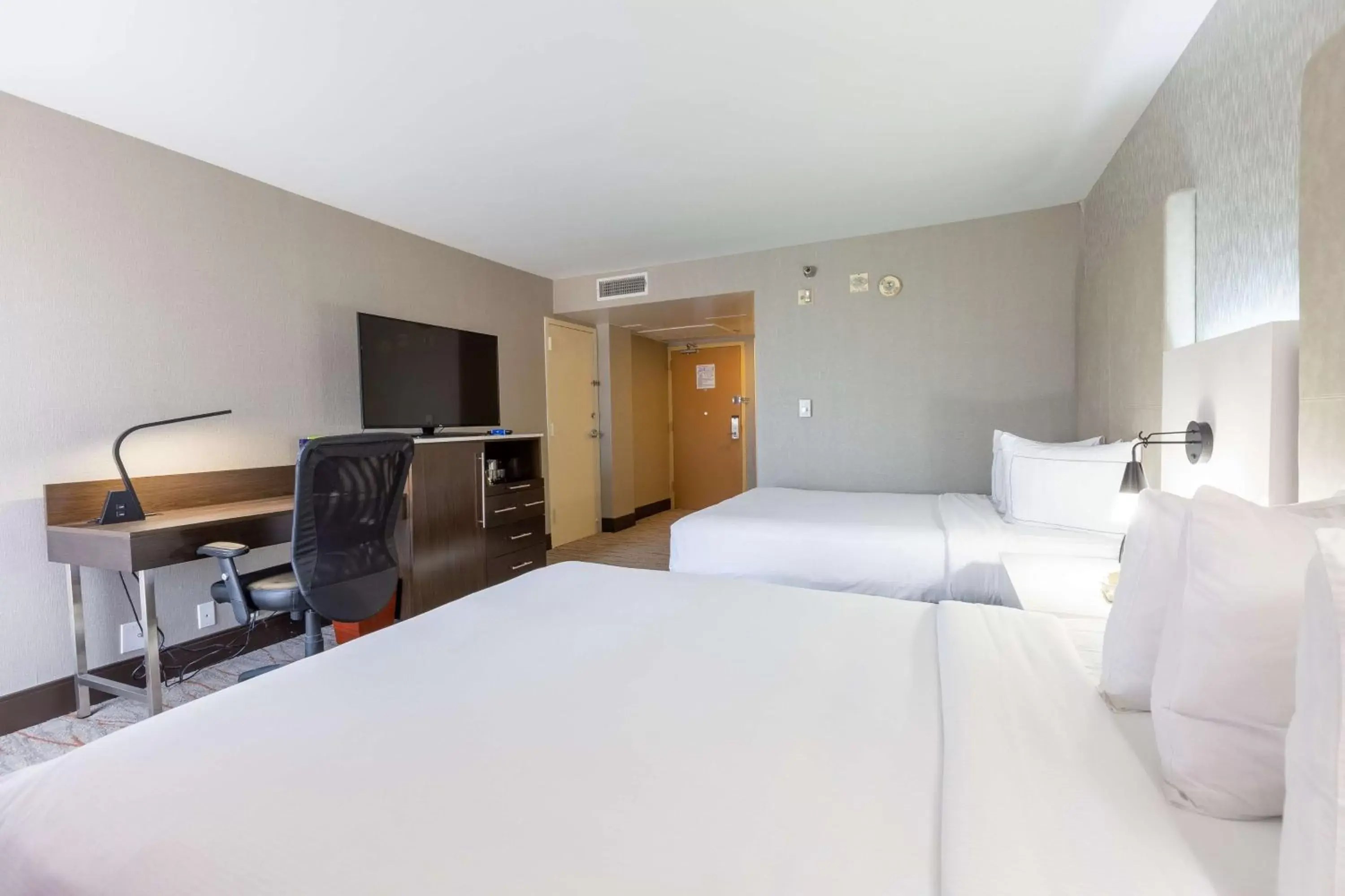 Double Room with Two Double Beds and Tub - Mobility/Hearing Accessible in DoubleTree by Hilton Dallas/Richardson Double Room with Two Double Beds and Tub - Mobility/Hearing Accessible in DoubleTree by Hilton Dallas/Richardson