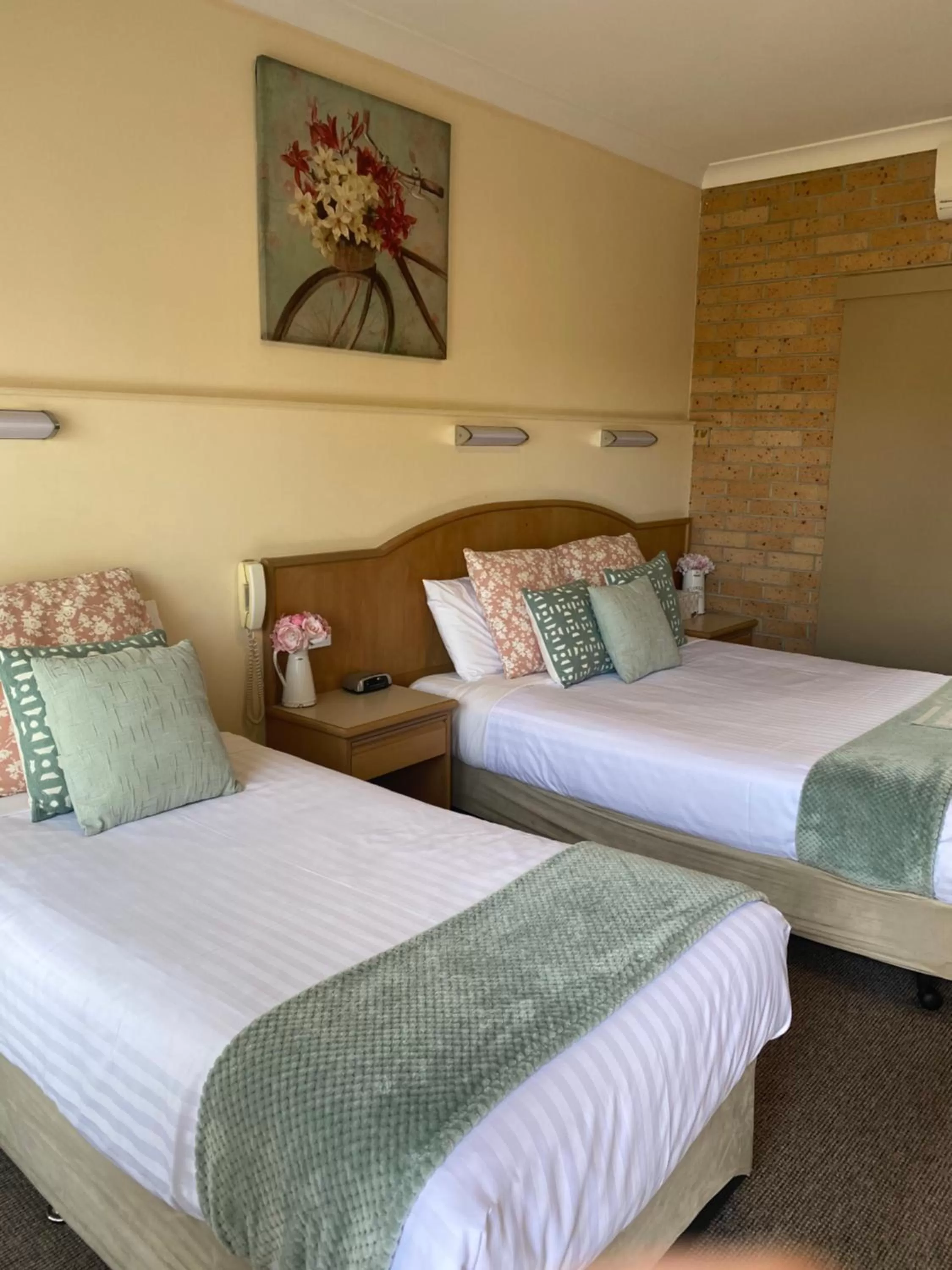 Bed in Marriott Park Motel