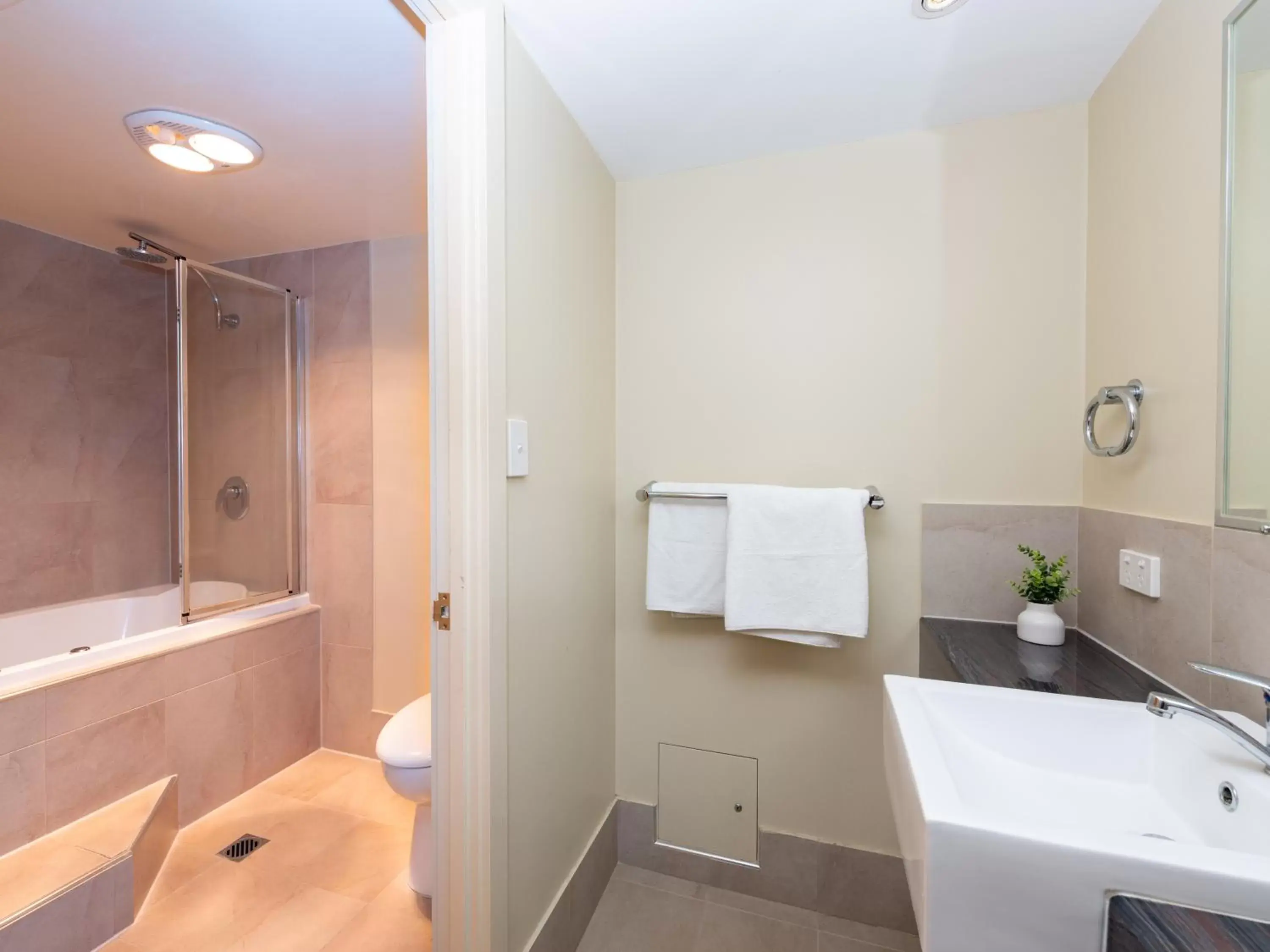 Two-Bedroom Spa Apartment - 1 Queen Bed & 2 Single Beds in Villa Nova Motel Two-Bedroom Spa Apartment - 1 Queen Bed & 2 Single Beds in Villa Nova Motel