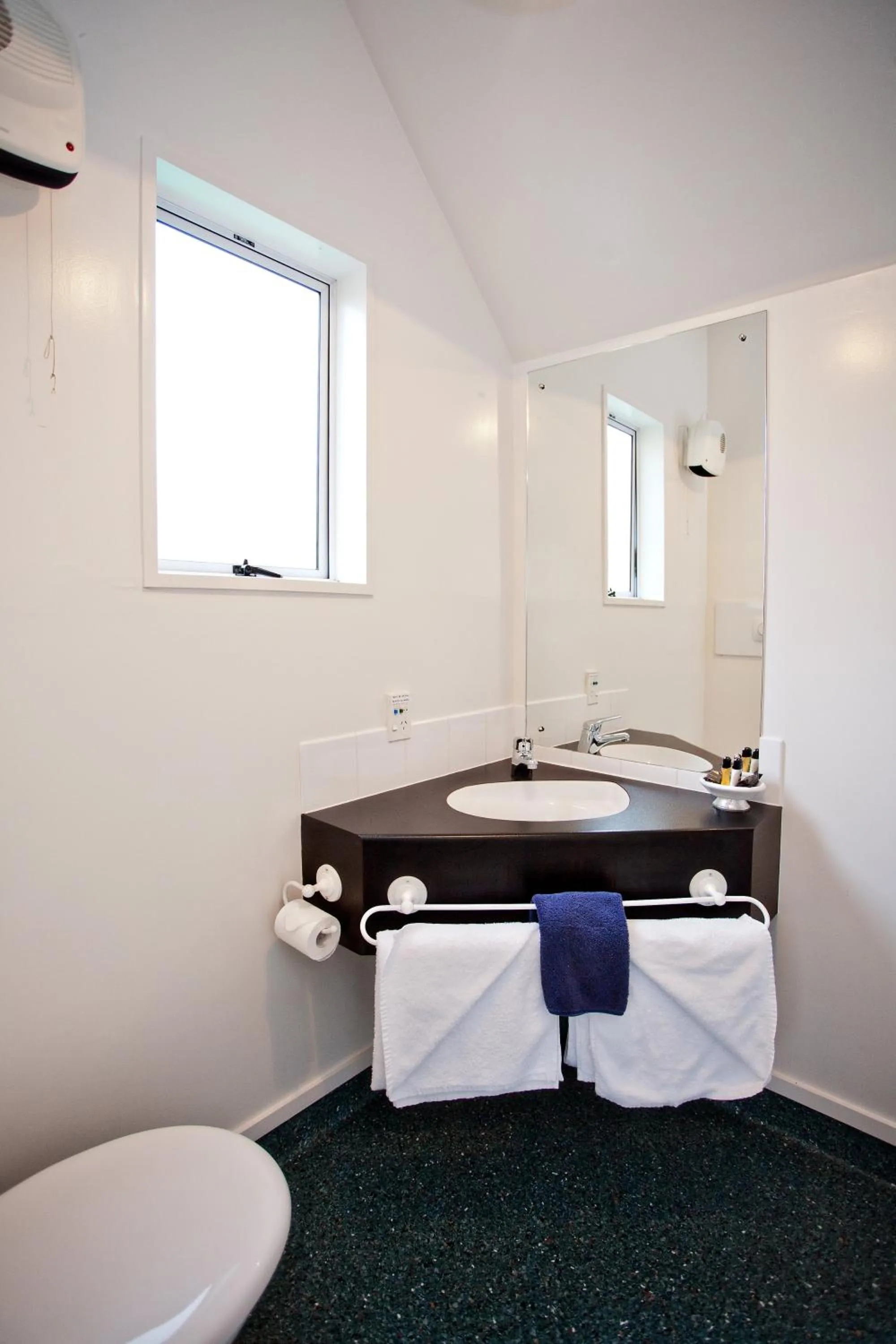 Bathroom in Cable Court Motel