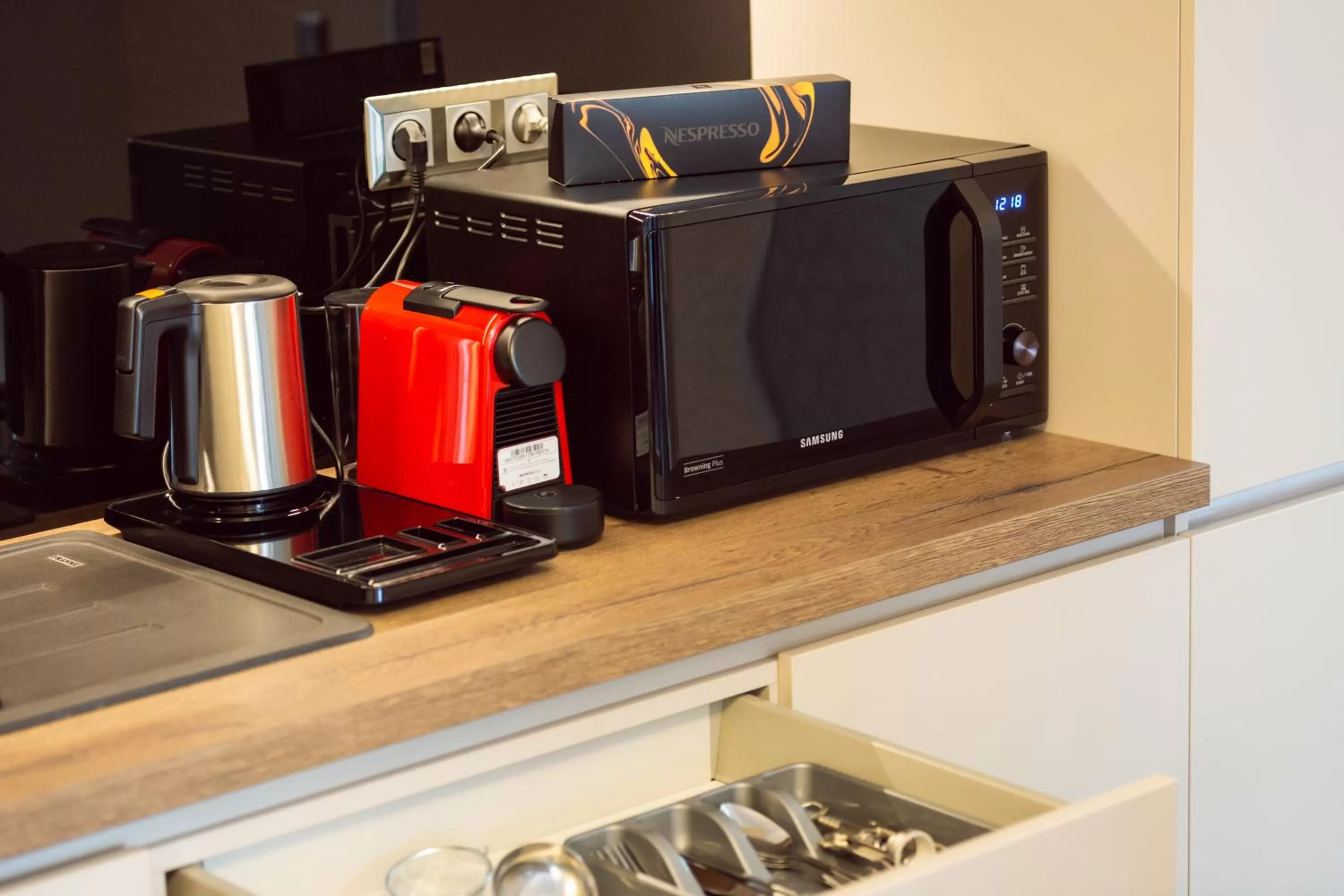 Coffee/tea facilities in Bach Apartments