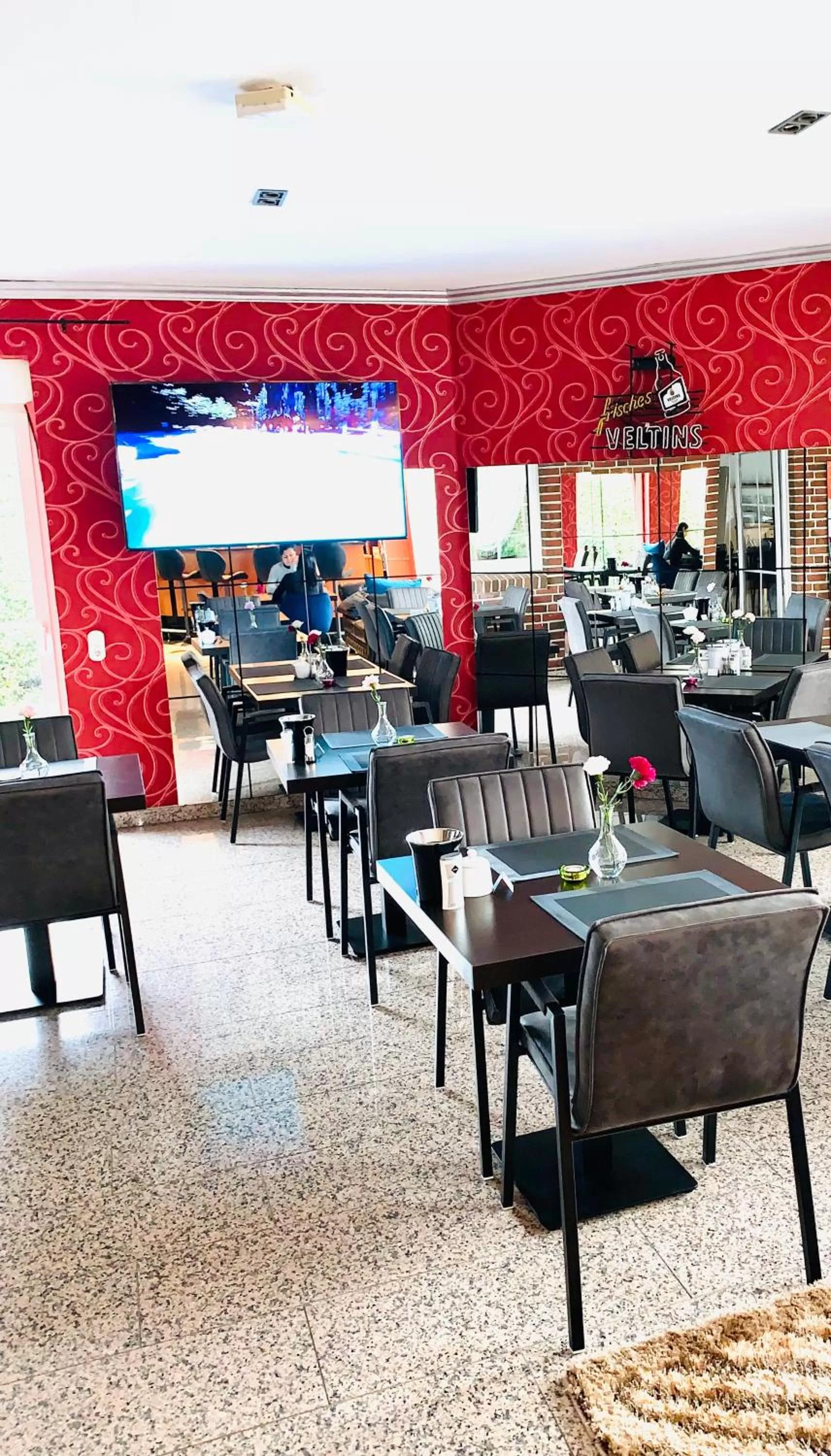 Restaurant/places to eat in DUA Hotel