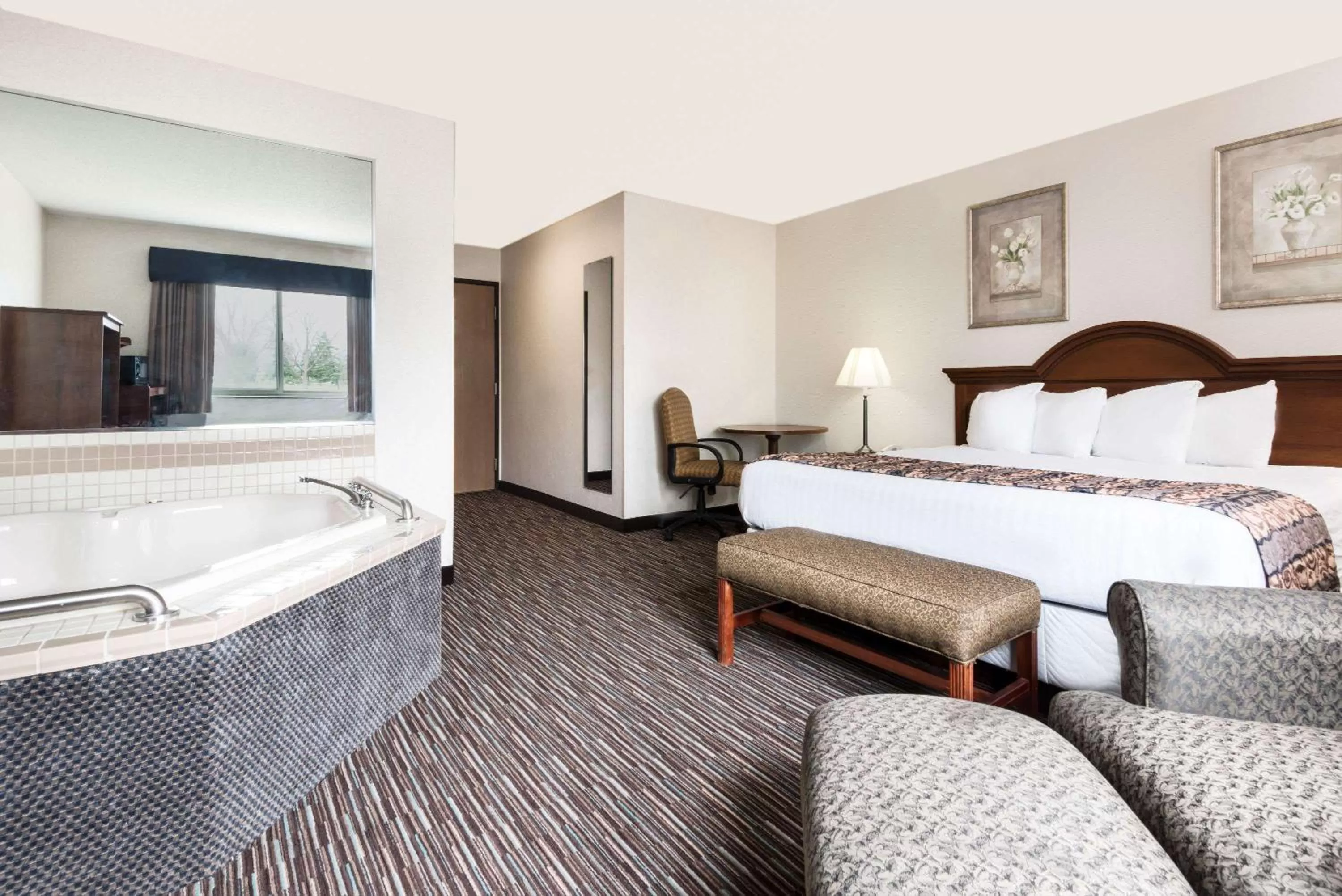 Photo of the whole room, Bed in Baymont by Wyndham Columbus/Rickenbacker