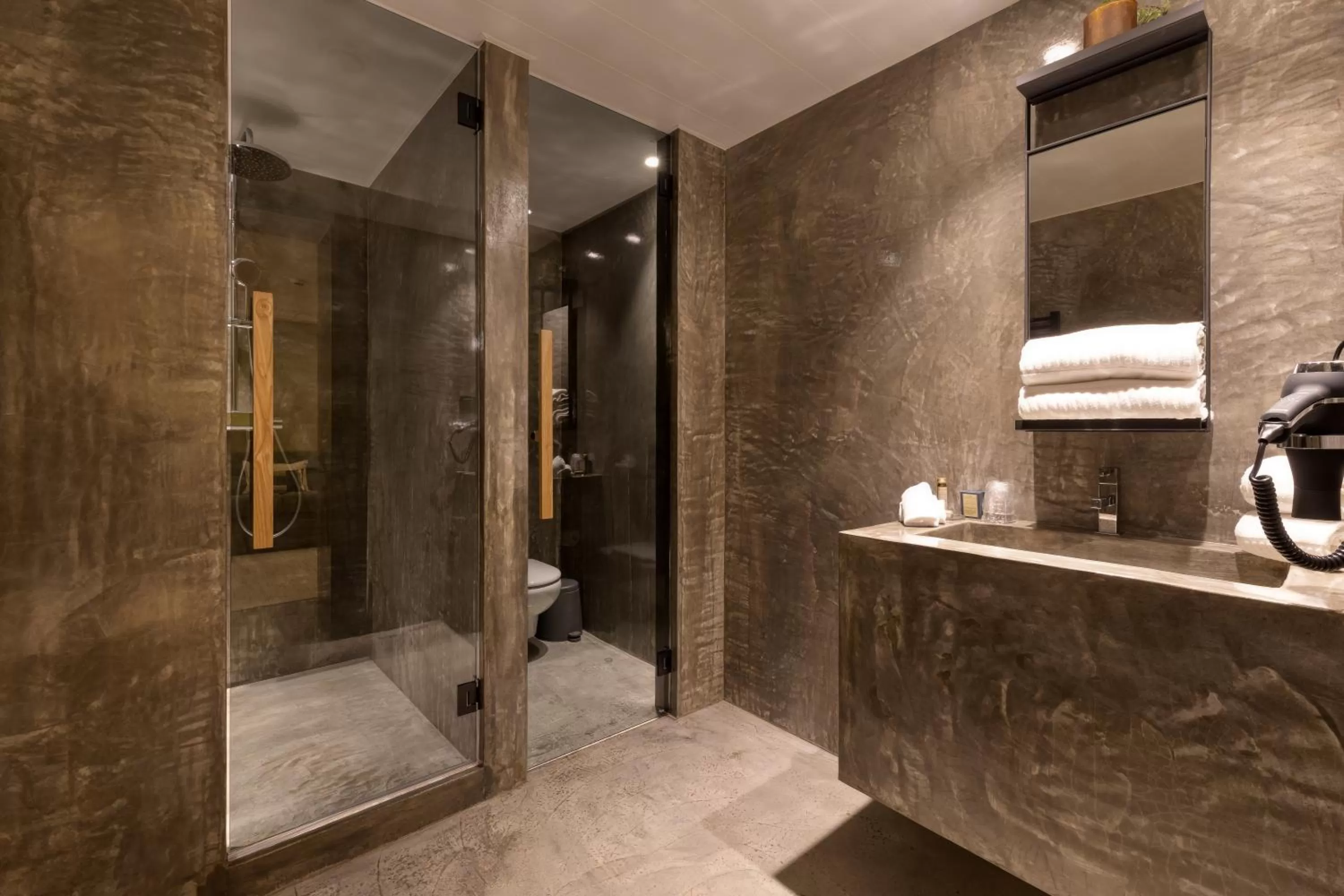 Shower in Well Hotel & Spa