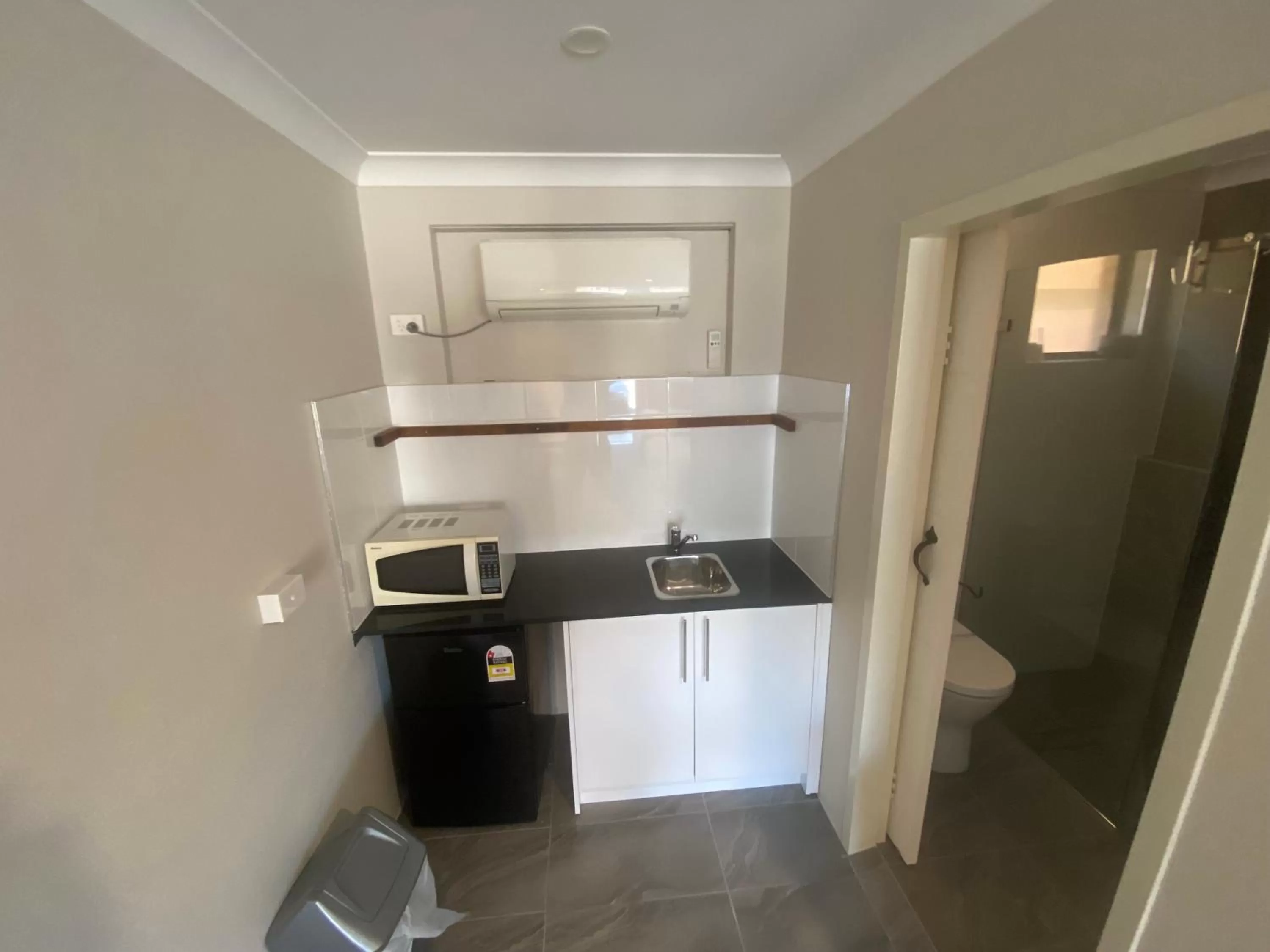 Kitchen or kitchenette in Woongarra Motel