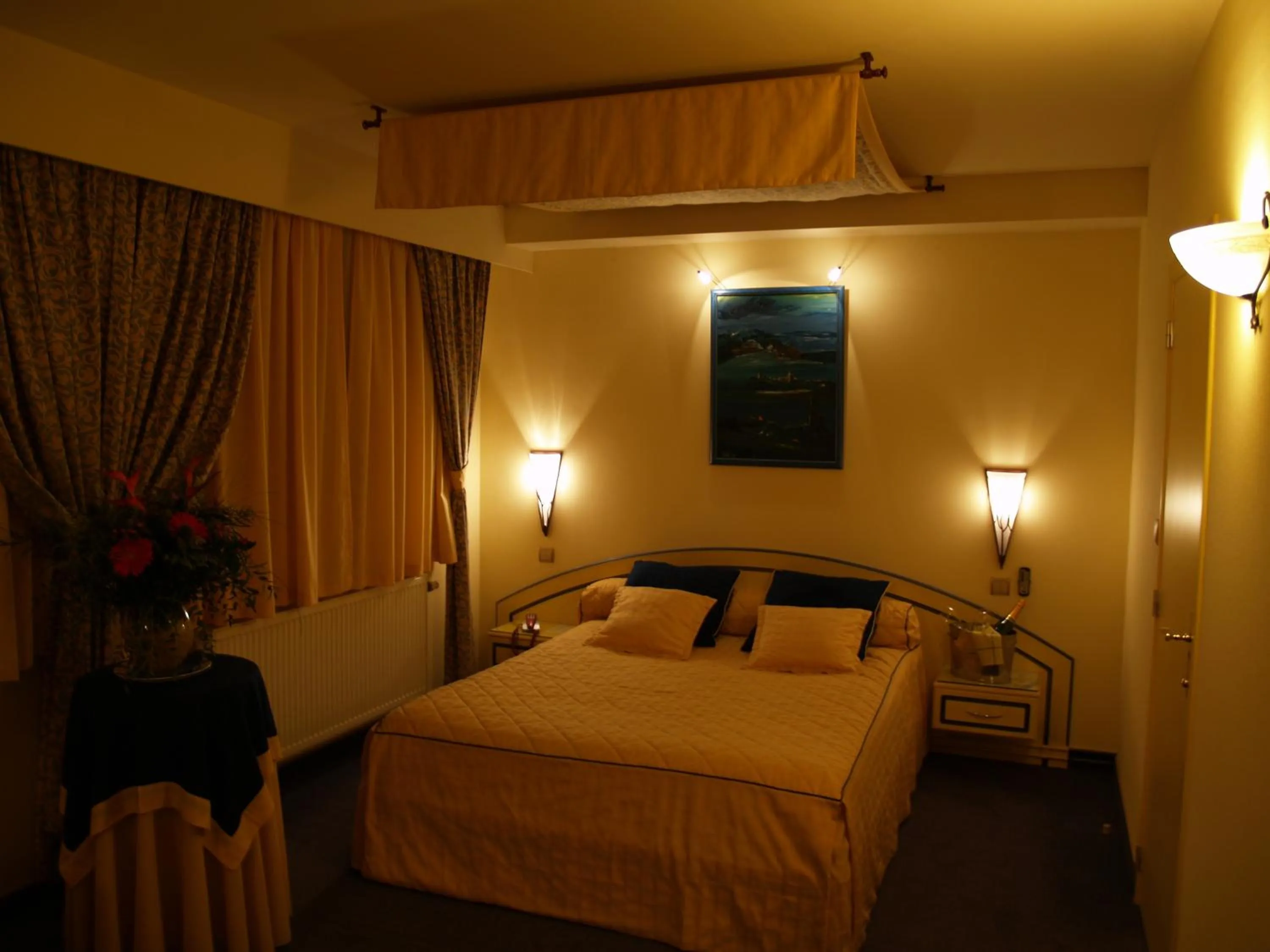 Photo of the whole room, Bed in Les Reflets Jaunes