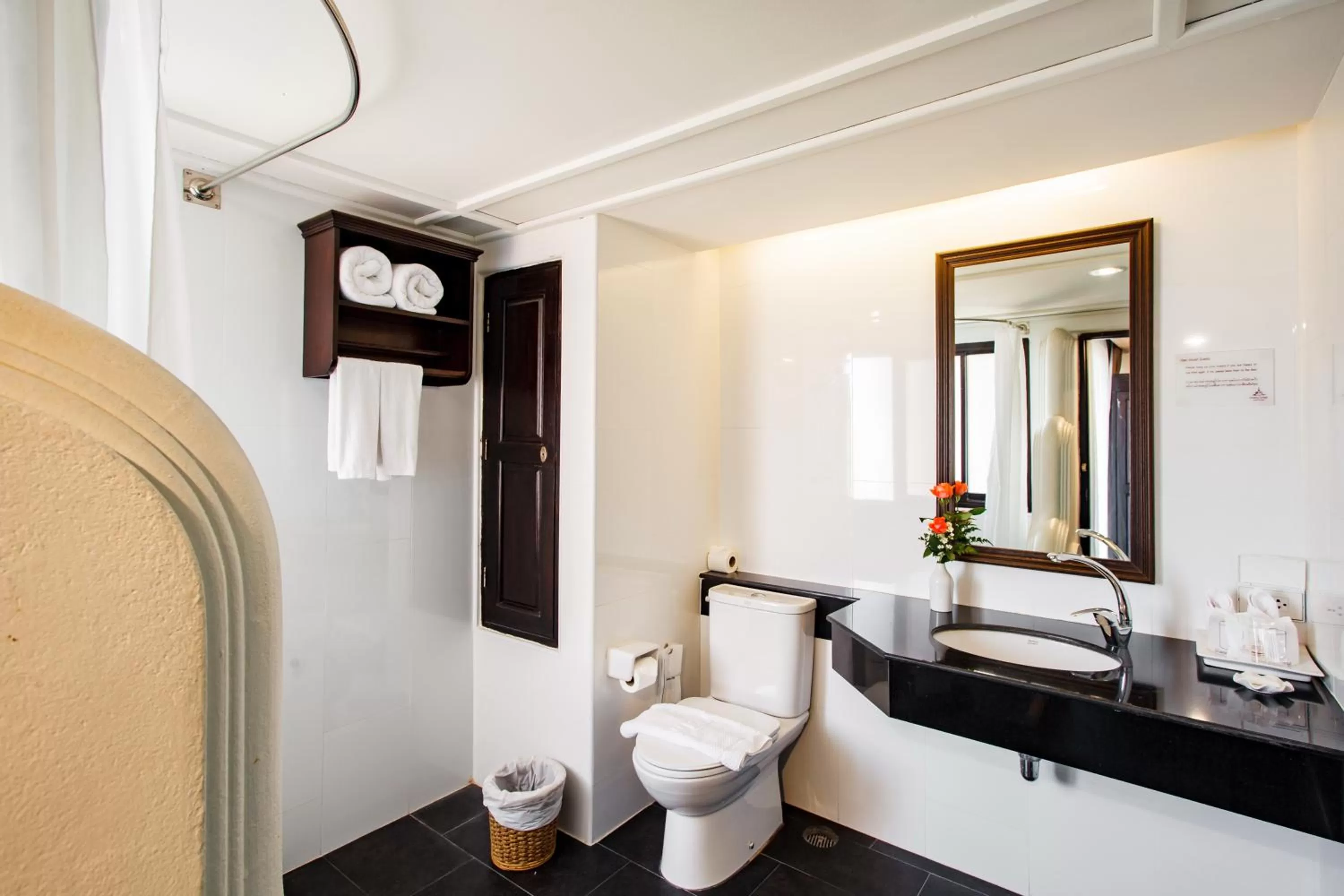 Shower in Raming Lodge Hotel