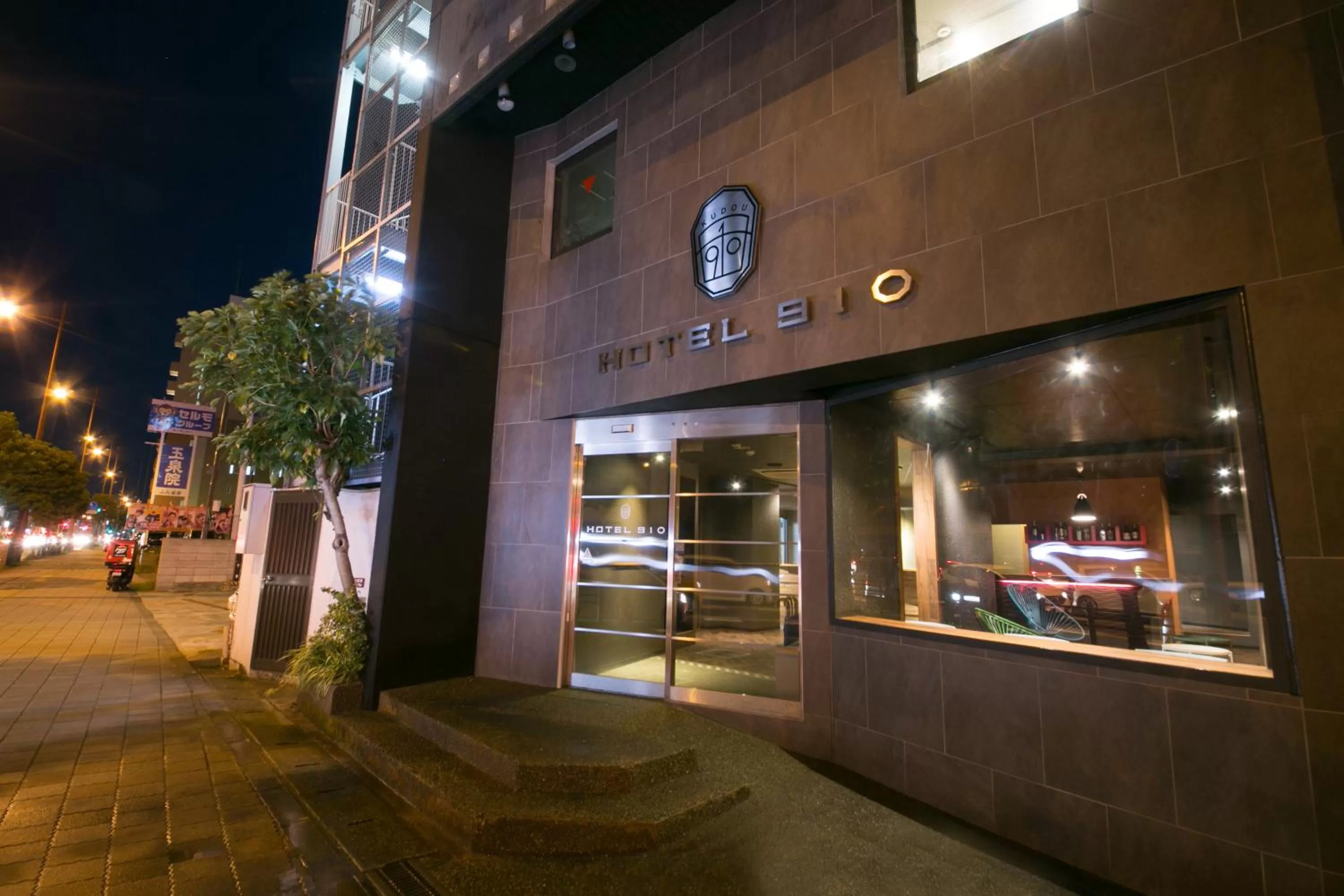 Facade/entrance in HOTEL 910