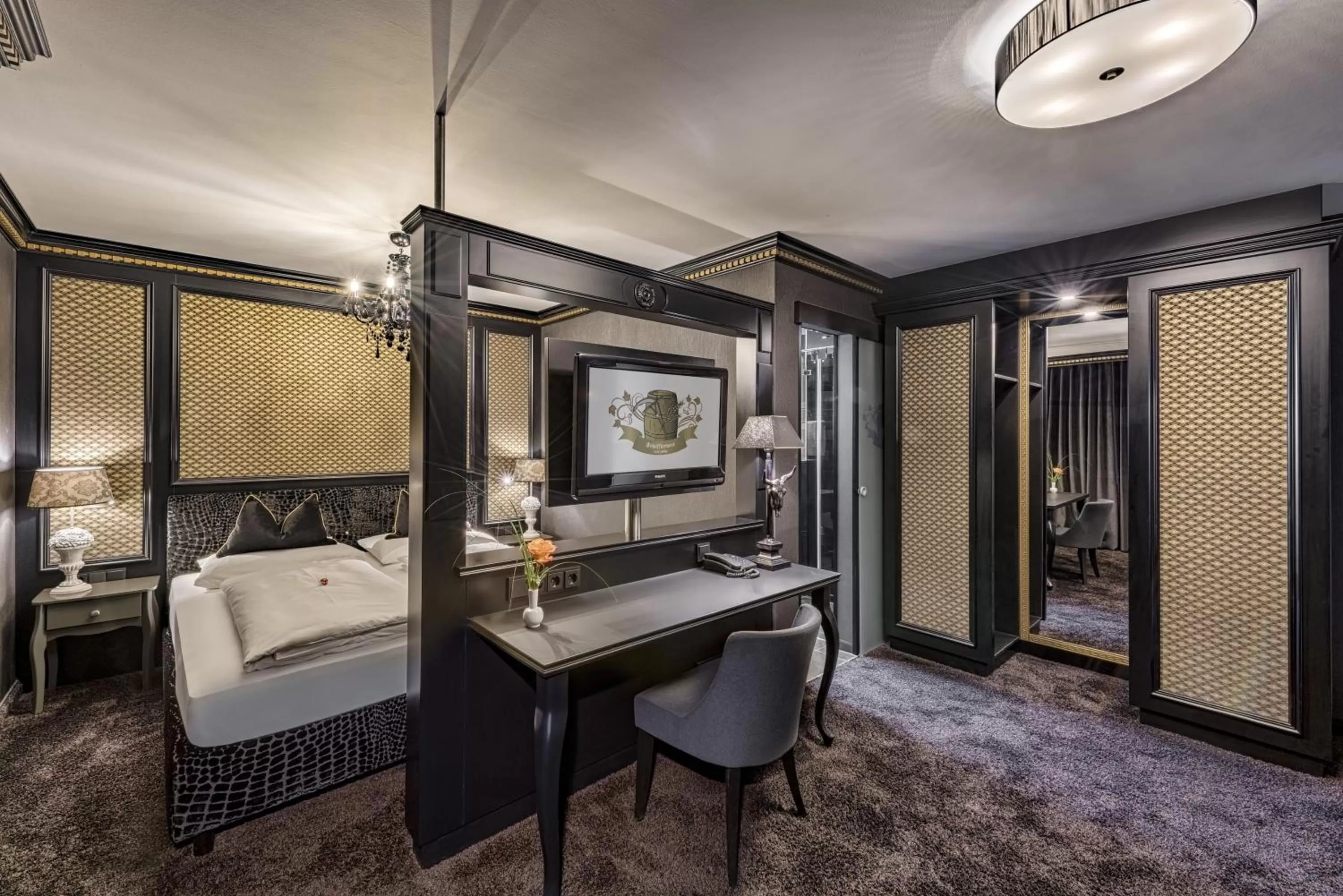 Bedroom, Bathroom in Hotel Schäfflerwirt