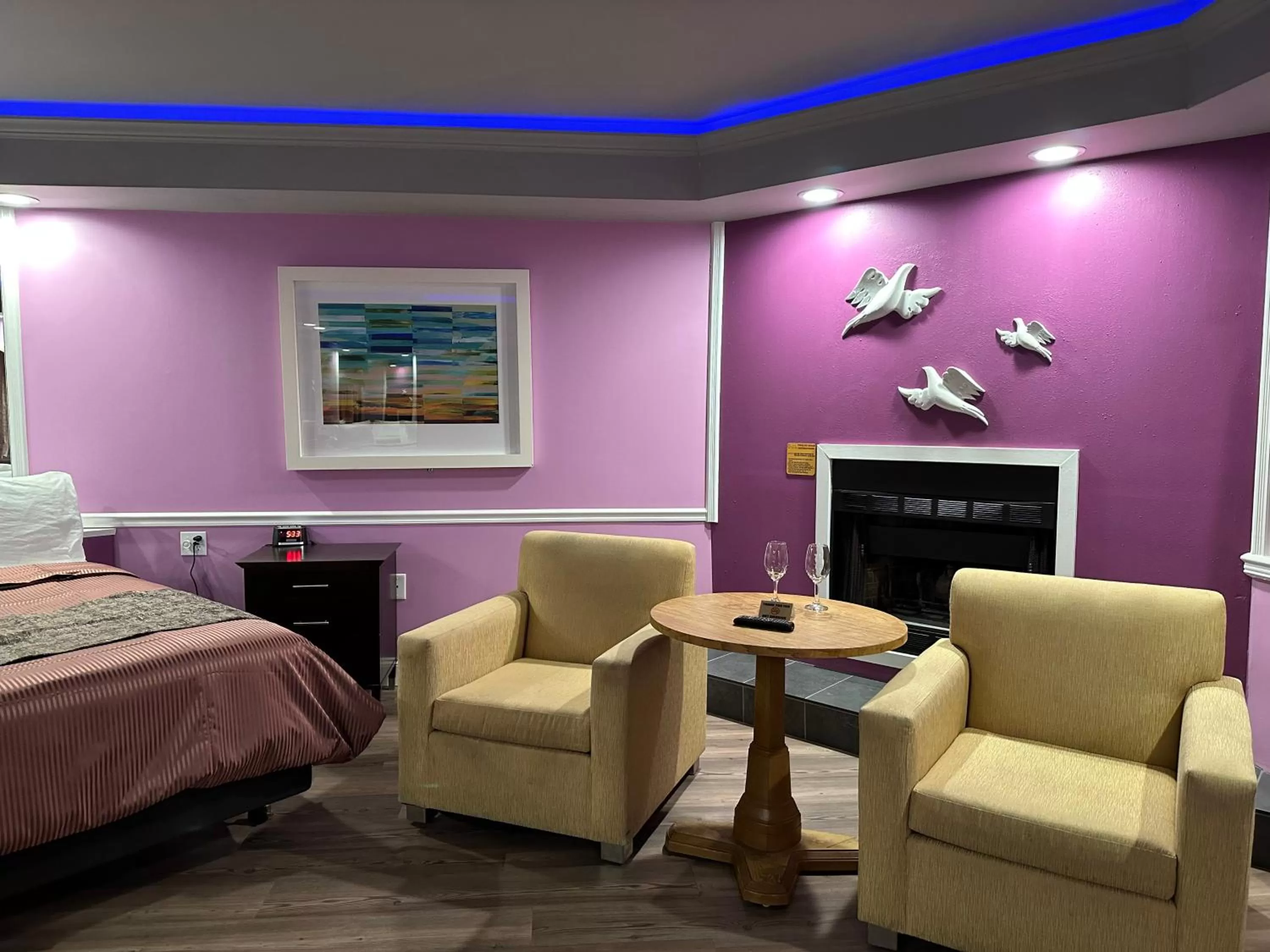 Seating area, Bed in Inn of the Dove Harrisburg-Hershey Romantic Suites