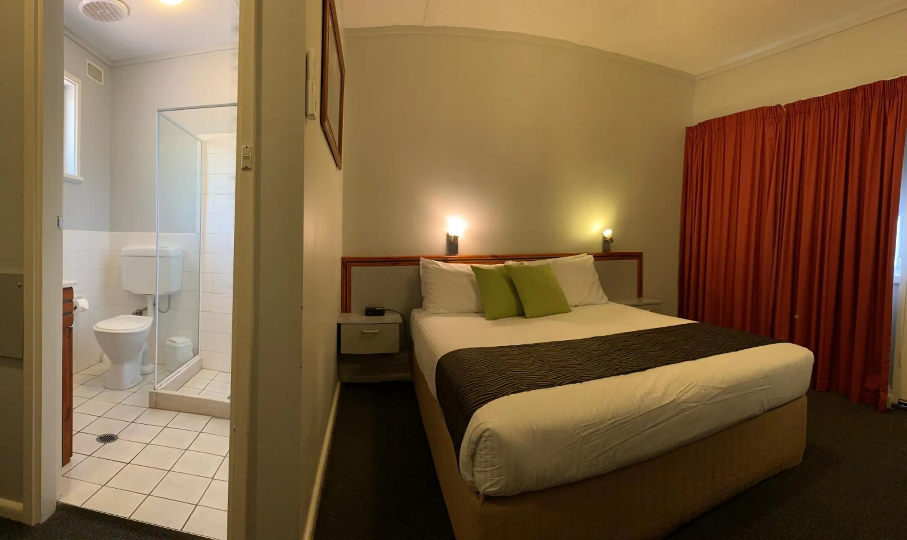 Photo of the whole room, Bed in Orana Windmill Motel