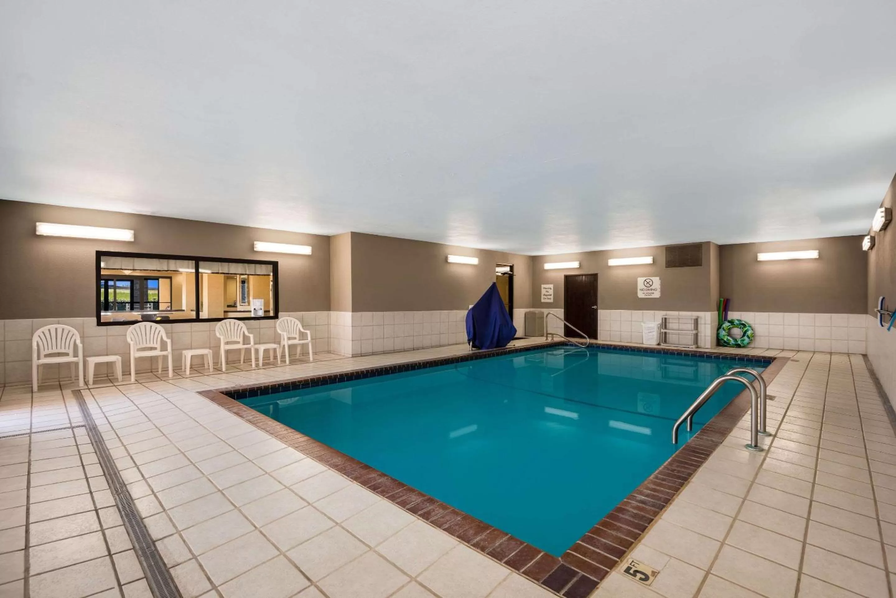 Swimming pool in Quality Inn Des Moines North