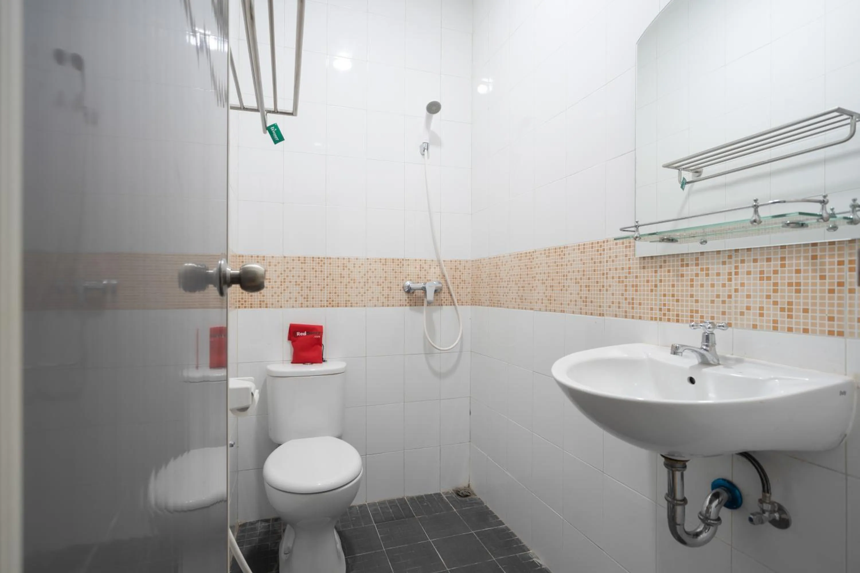 Bathroom in RedDoorz Plus @ Danau Sunter Utara