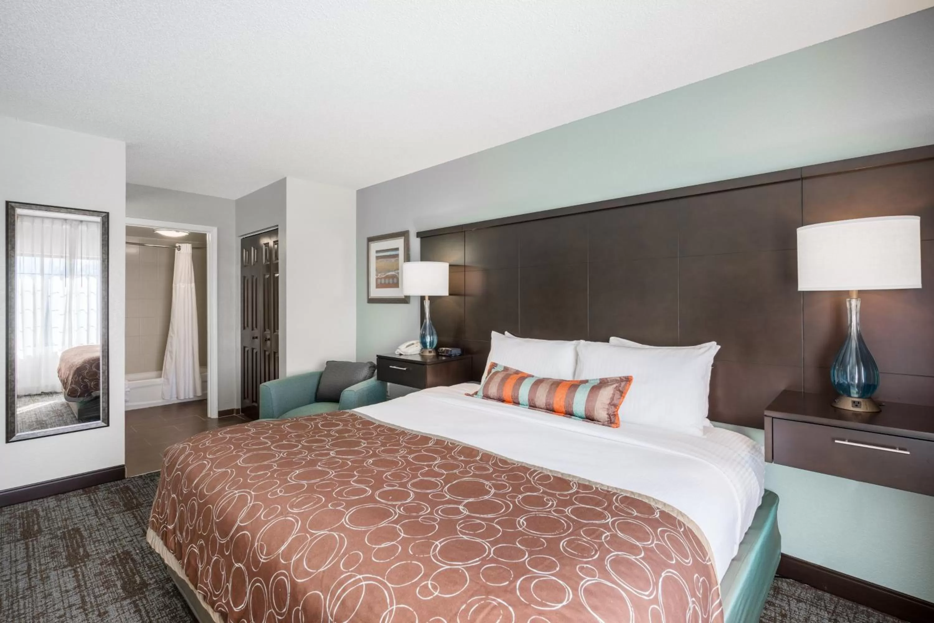 Photo of the whole room, Bed in Staybridge Suites Wilmington-Newark by IHG