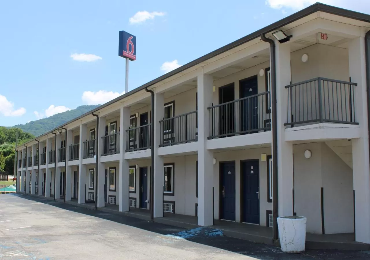 Property building in Studio 6 Suites Chattanooga TN Lookout Mtn.