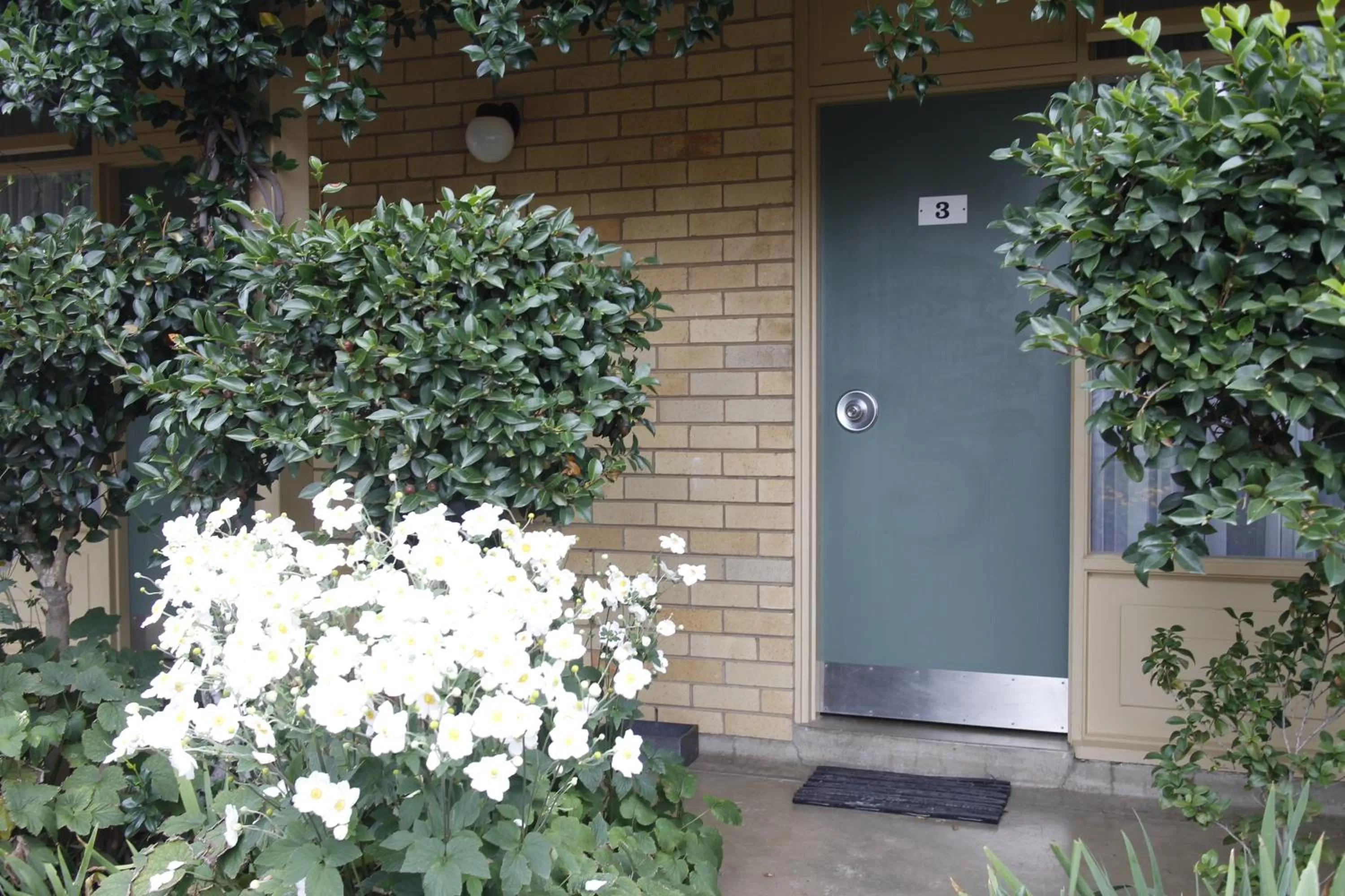 Facade/entrance in Mid City Motor Inn Queanbeyan